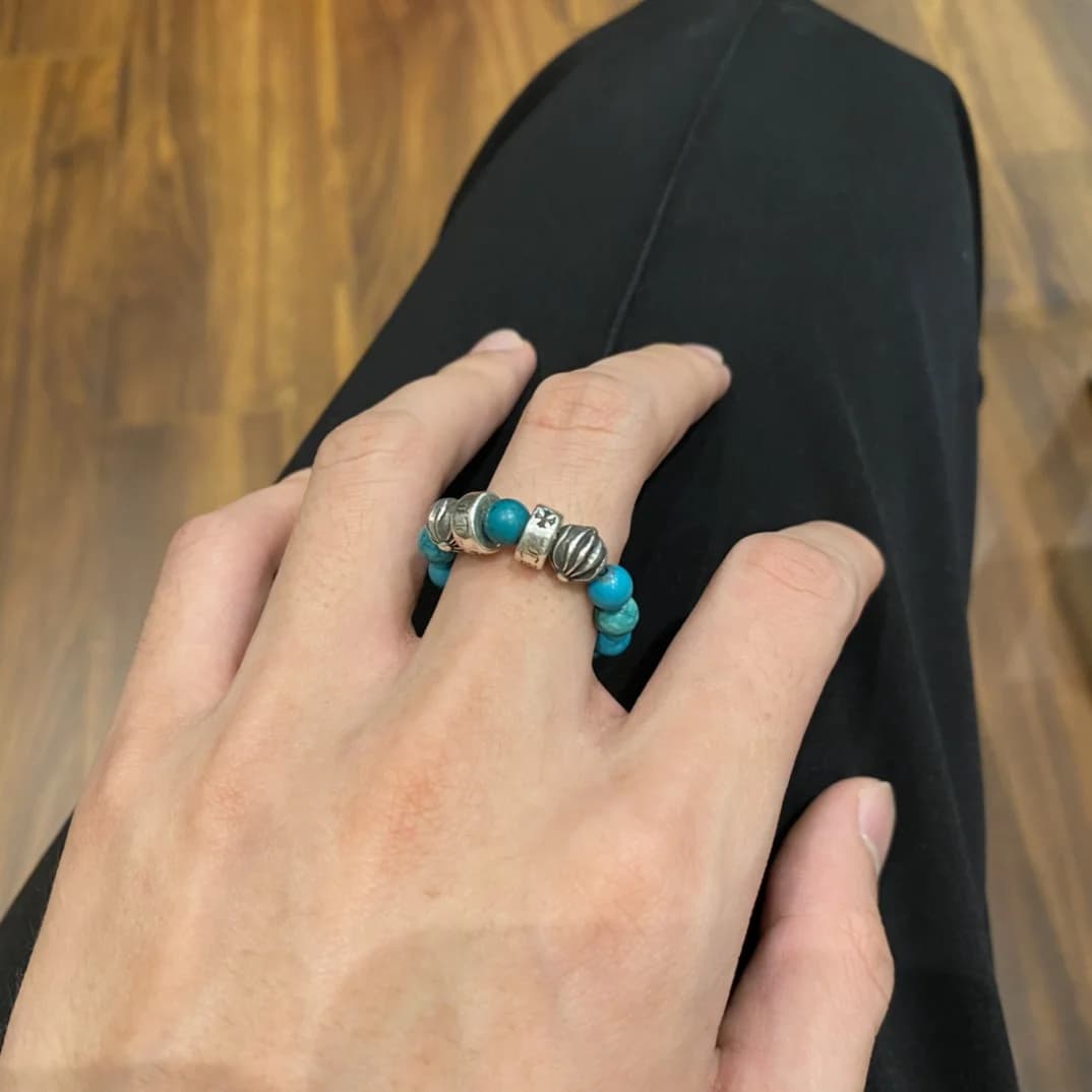 Кольцо Chrome Hearts из бирюзы на пальце руки