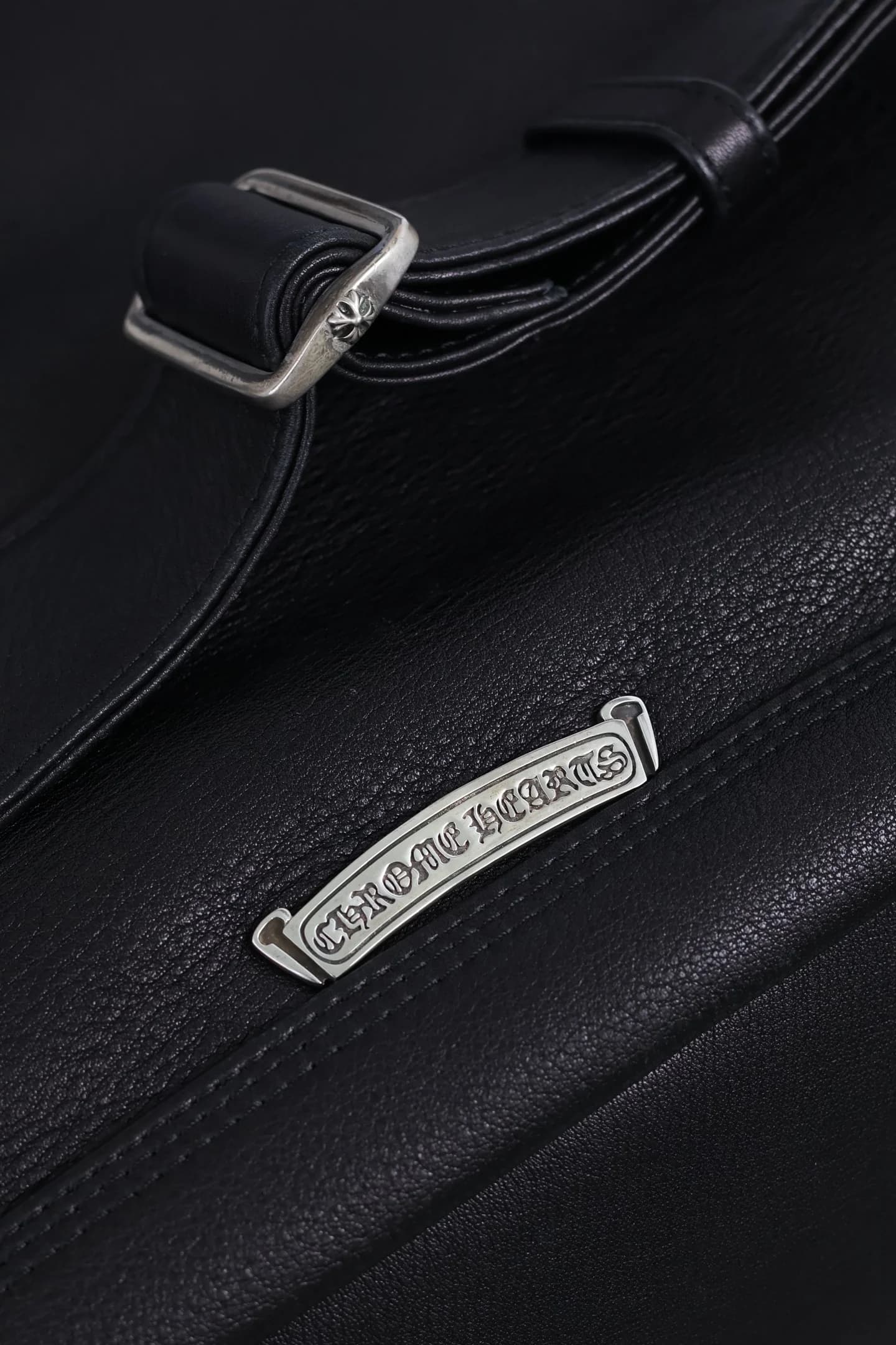Серебряная металлическая плашка с логотипом Chrome Hearts Scroll