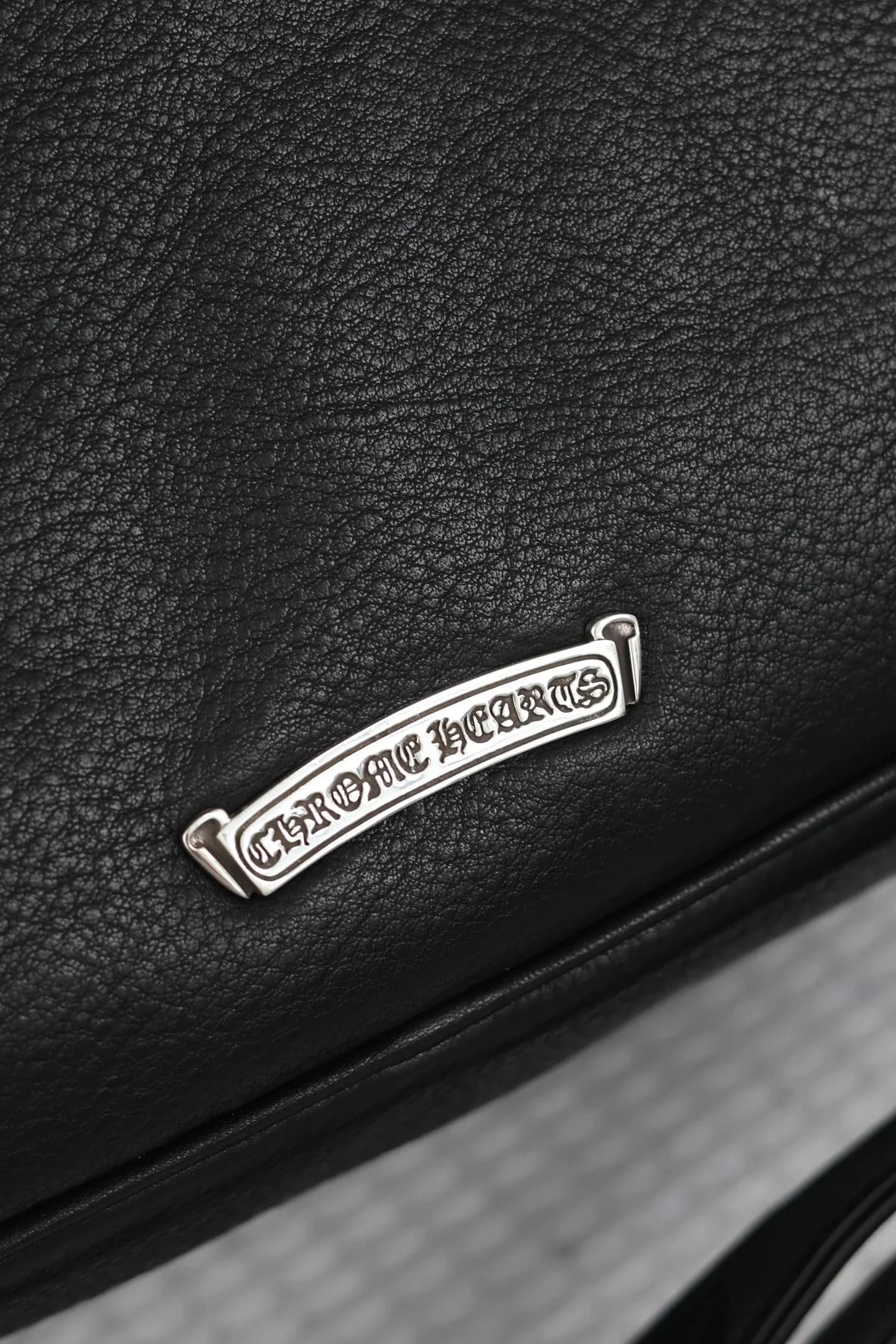 Серебряная плакетка с гравировкой логотипа Chrome Hearts Scroll