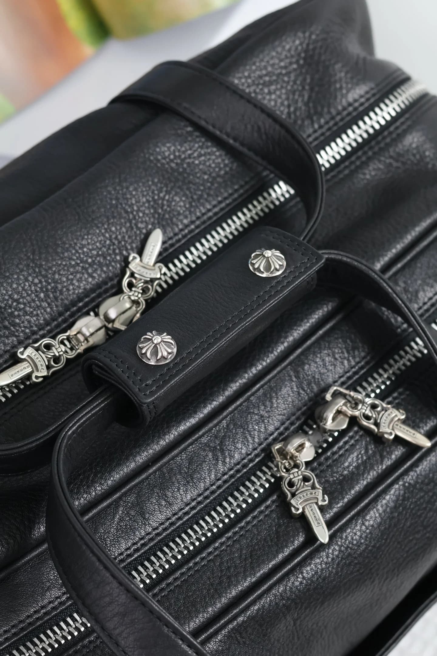 Детали серебряных пуллеров Dagger и заклепок с крестами Chrome Hearts