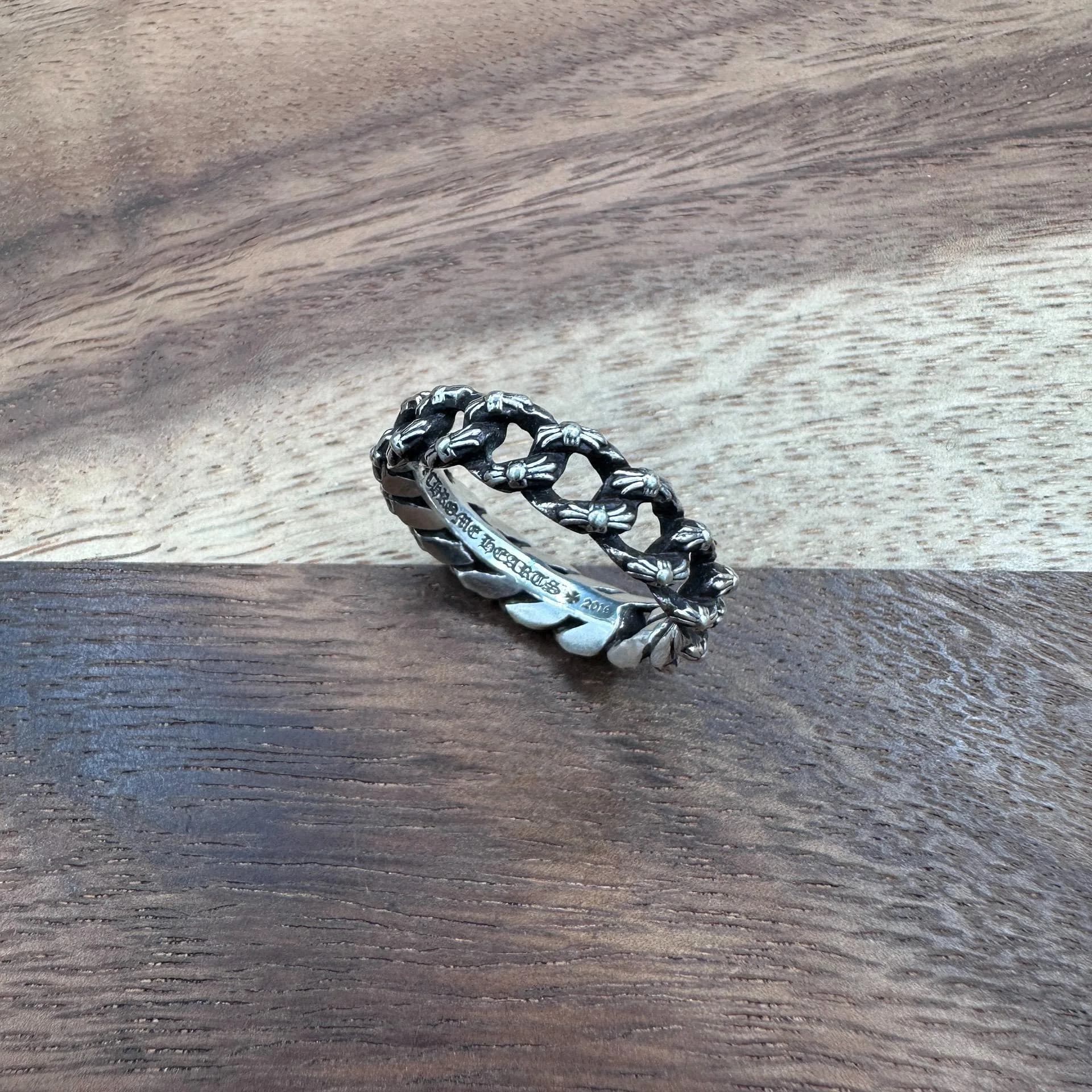 Серебряное кольцо Chrome Hearts с готическим плетением, вид сбоку в три четверти