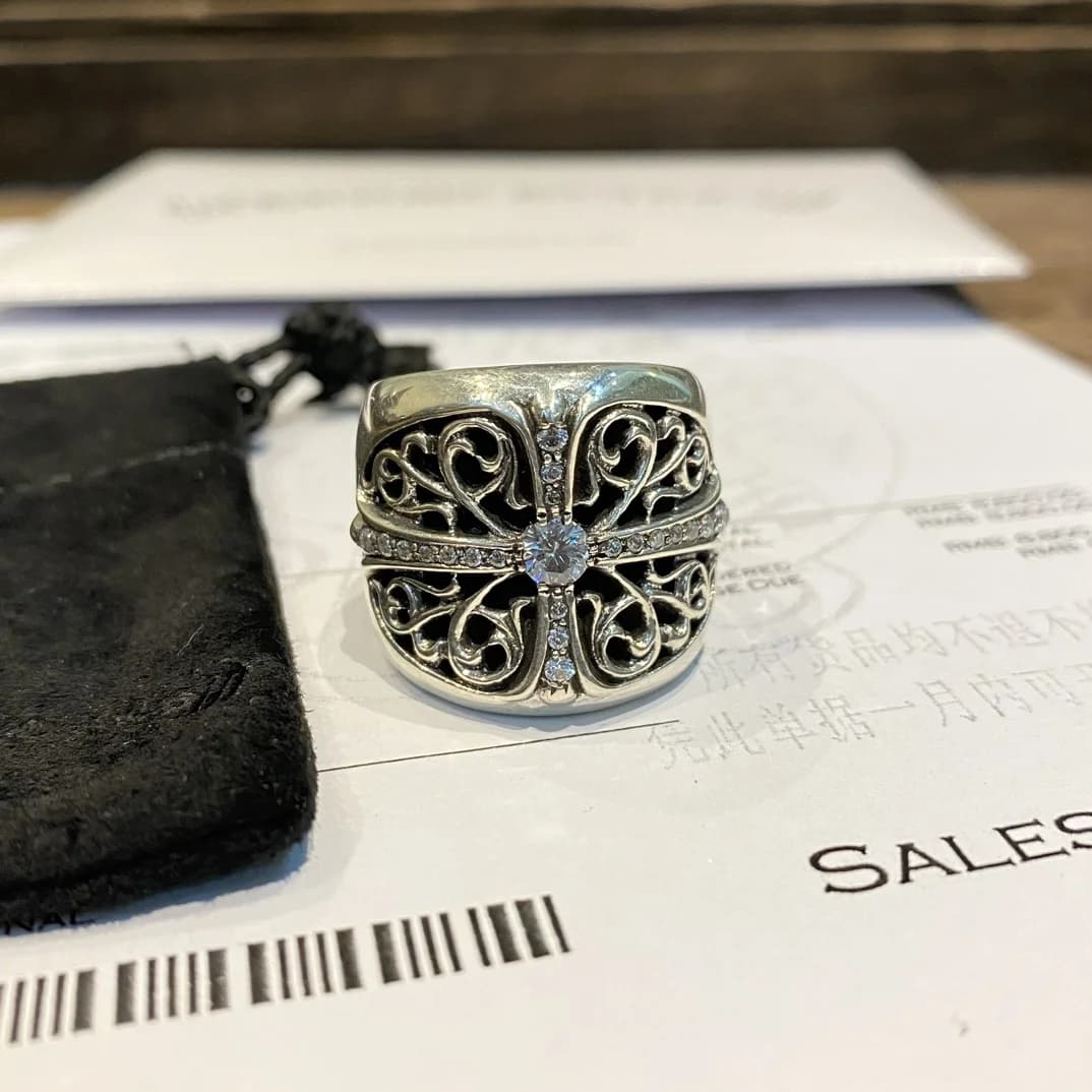 Серебряное кольцо Chrome Hearts Oval Cross с камнями крупным планом