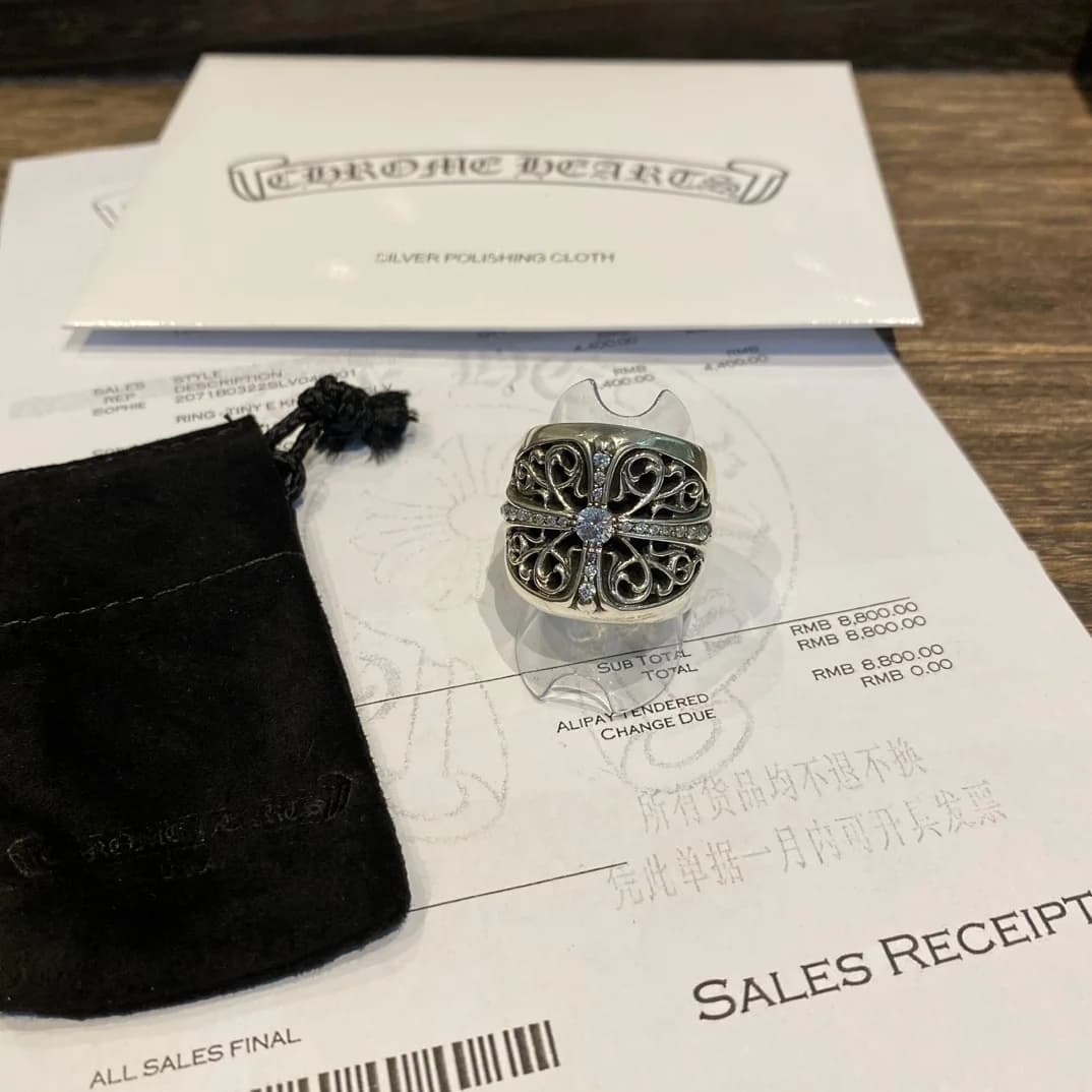 Кольцо Chrome Hearts Classic Oval Cross рядом с фирменным чехлом и чеком