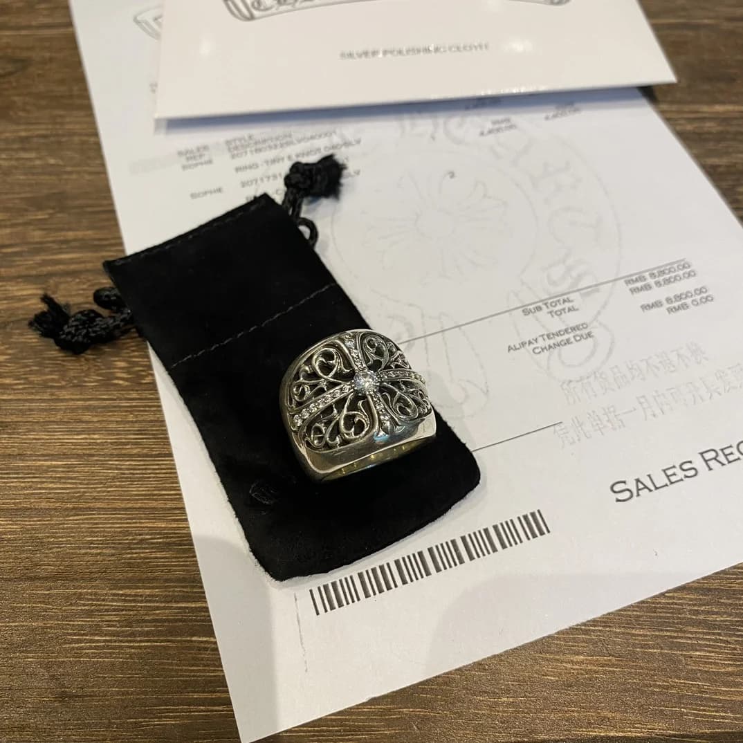 Ракурс кольца Chrome Hearts Oval Cross на замшевом пыльнике