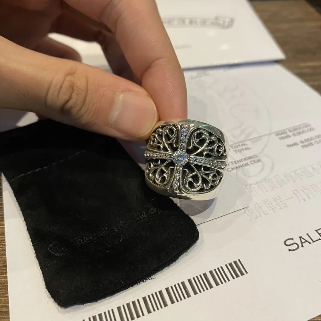Кольцо Chrome Hearts Oval Cross с камнями в руке