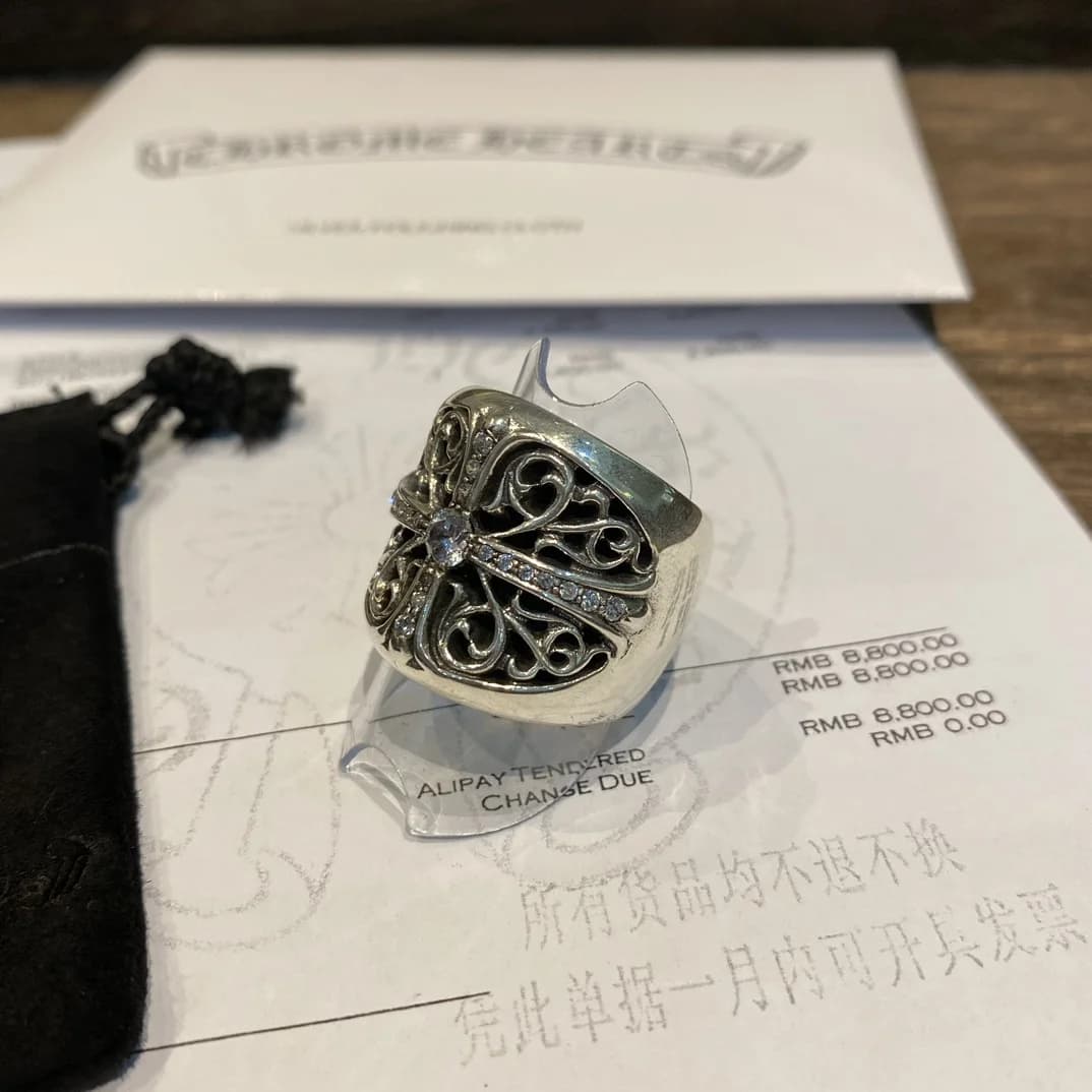 Вид сбоку на кольцо Chrome Hearts Oval Cross с инкрустацией