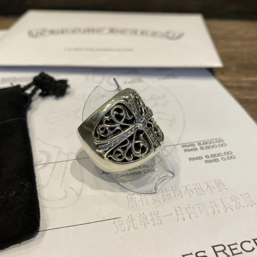 Боковой ракурс кольца Chrome Hearts Oval Cross с готическим орнаментом