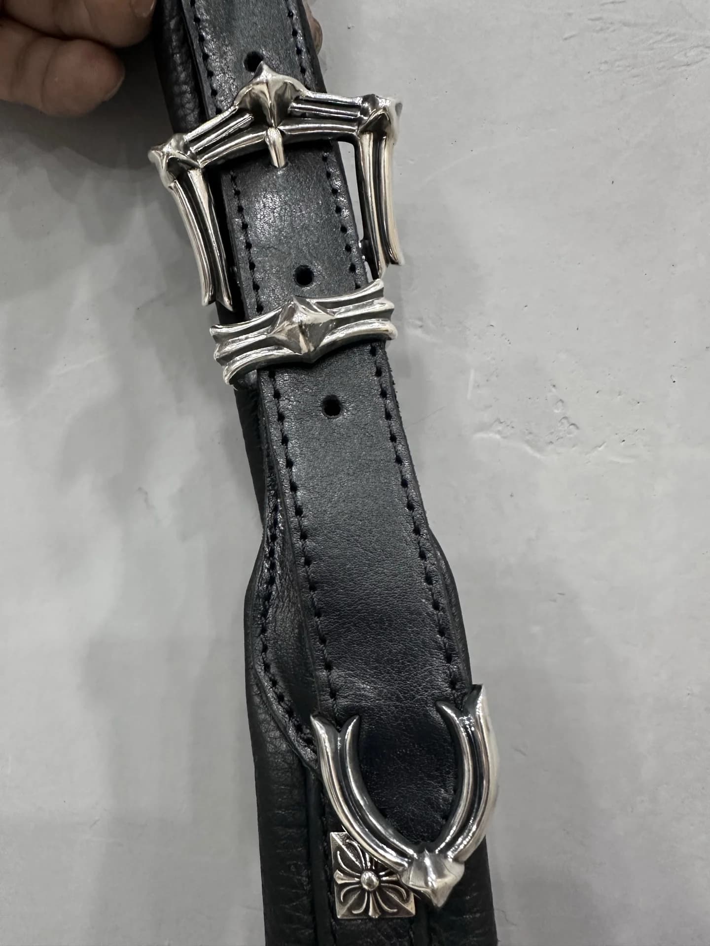 Серебряная фигурная пряжка и тренчик ремня Chrome Hearts