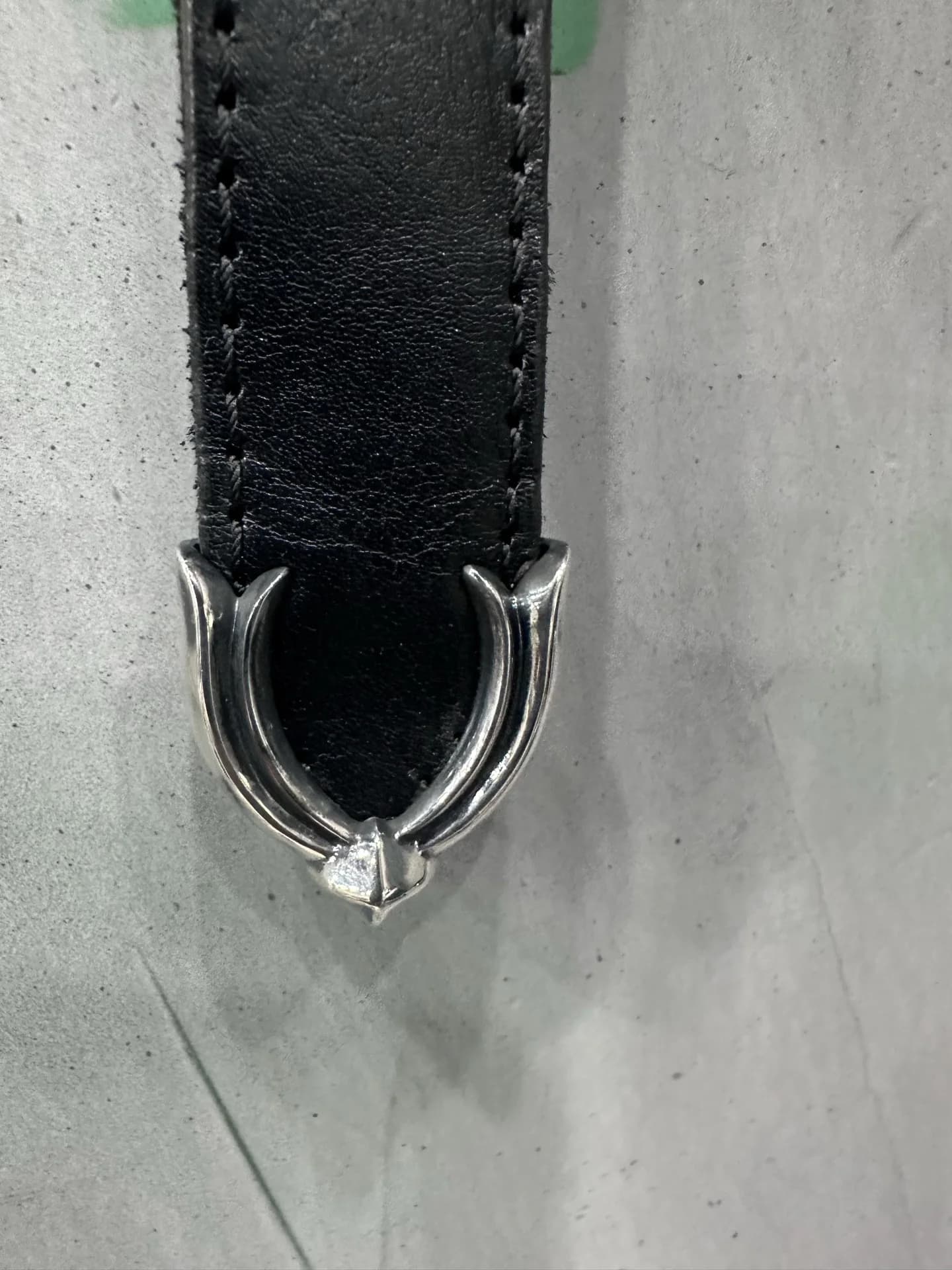 Металлический фигурный наконечник на конце ремня Chrome Hearts