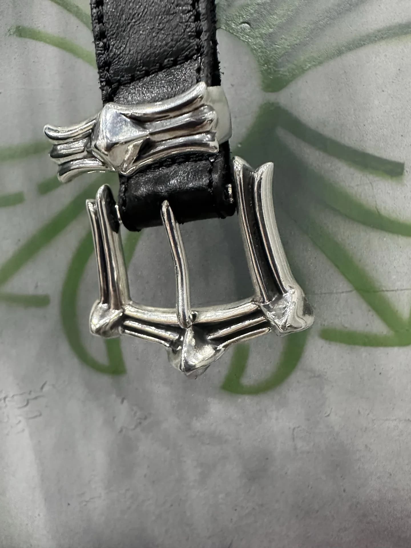 Крупный план резной серебряной пряжки ремня Chrome Hearts