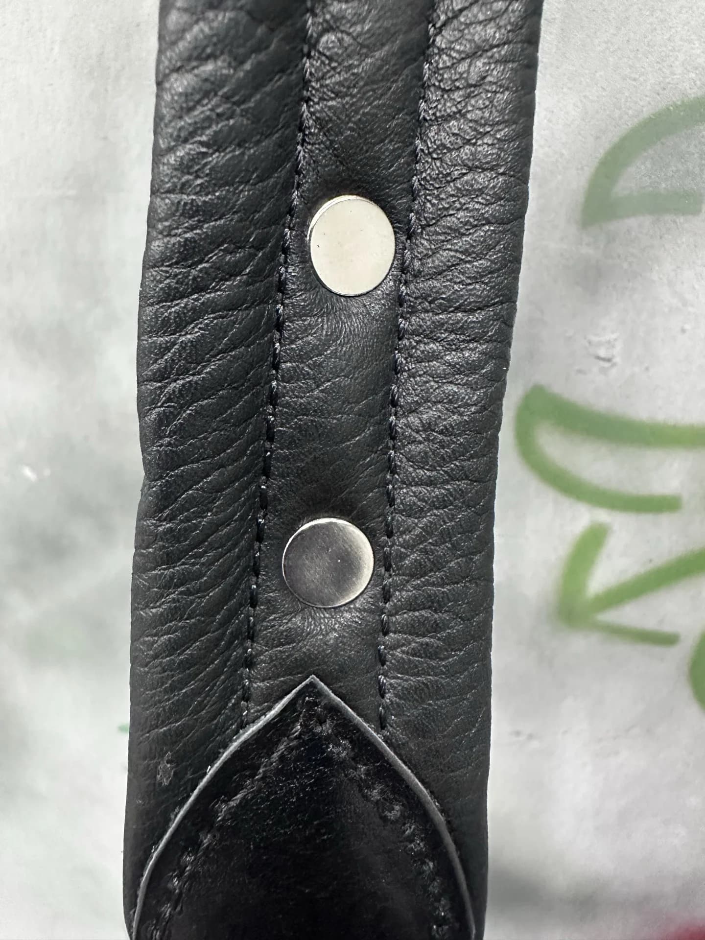 Оборотная сторона кожаного ремня Chrome Hearts с фиксирующими заклепками