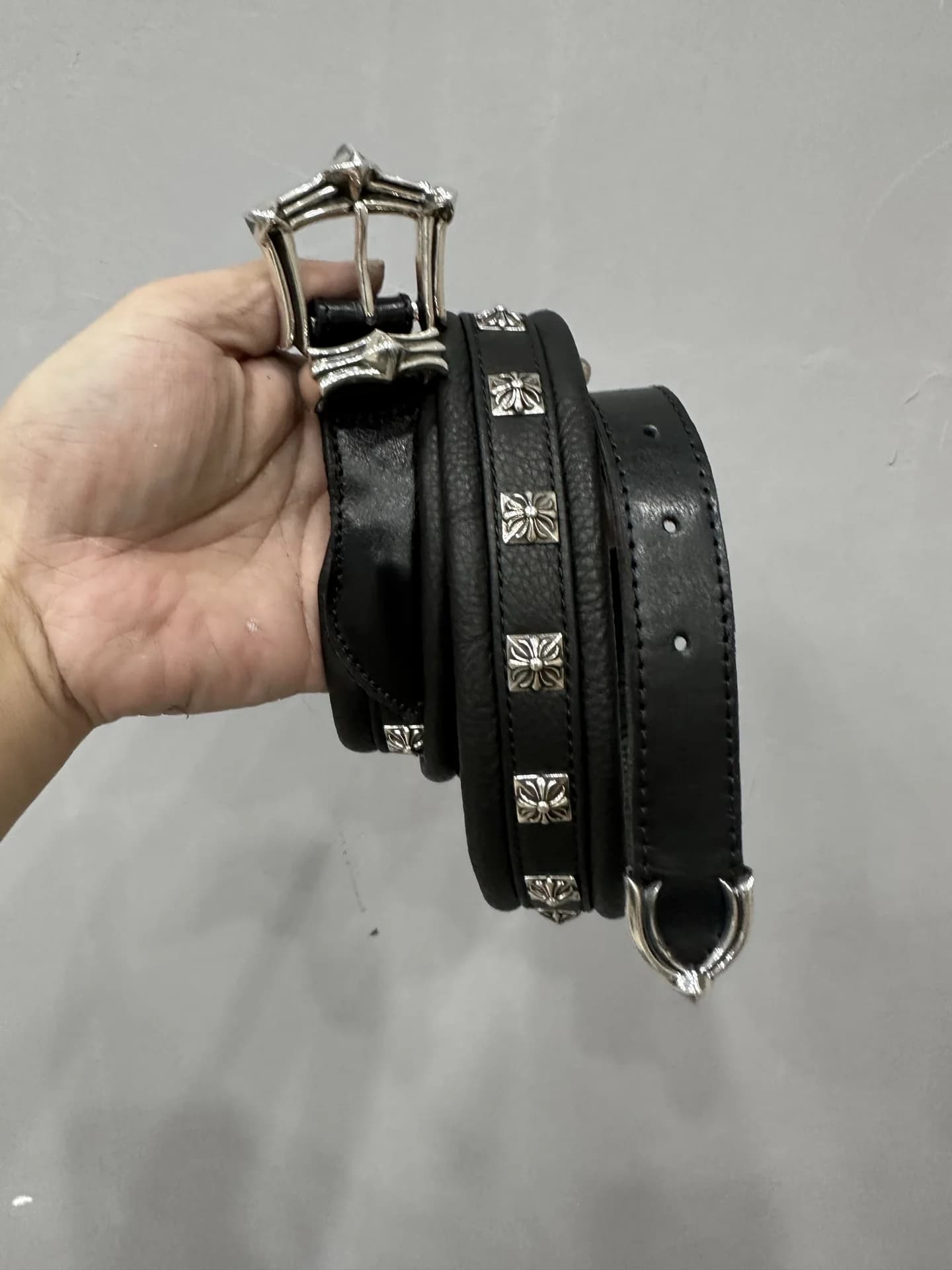 Свернутый кожаный ремень Chrome Hearts с серебряной фурнитурой