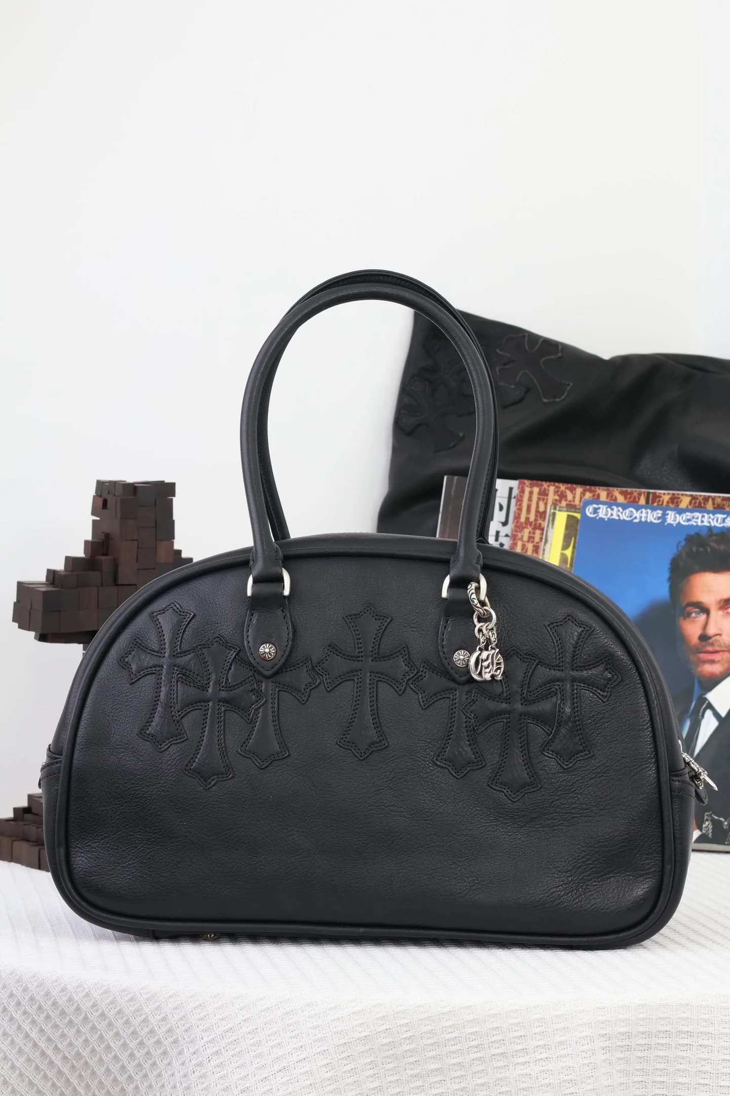 Черная кожаная сумка Chrome Hearts с нашивками крестов, вид спереди