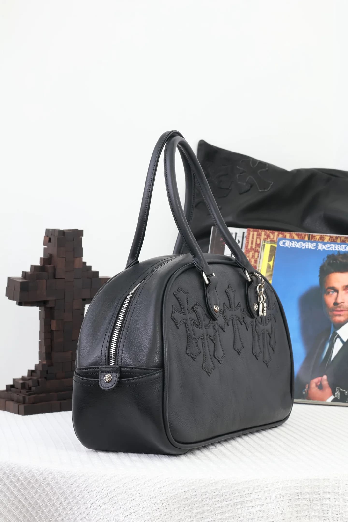 Боковой ракурс черной кожаной сумки Chrome Hearts
