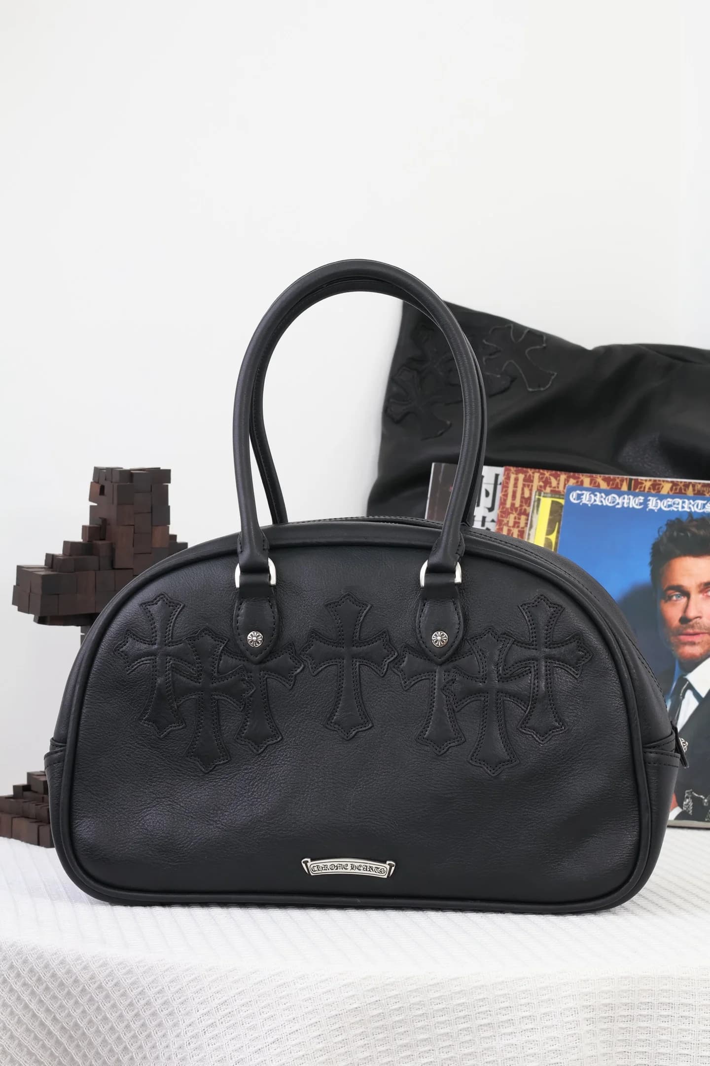 Задняя сторона кожаной сумки Chrome Hearts с серебряным логотипом
