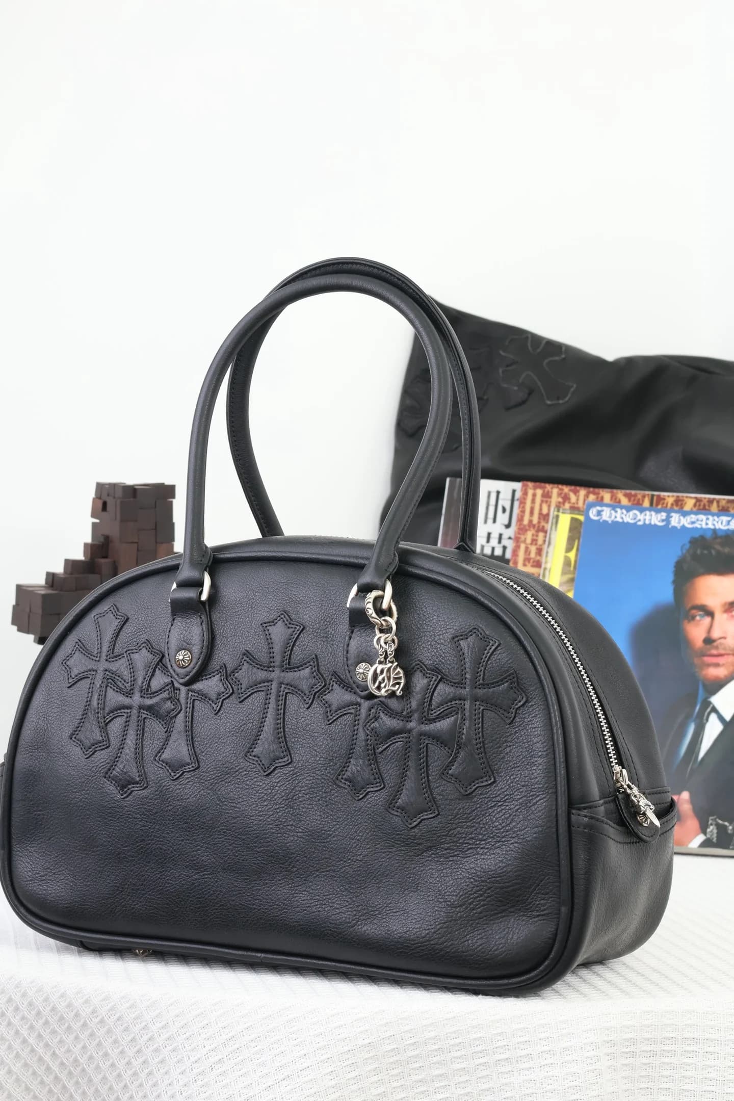Общий план кожаной сумки Chrome Hearts с готическими крестами