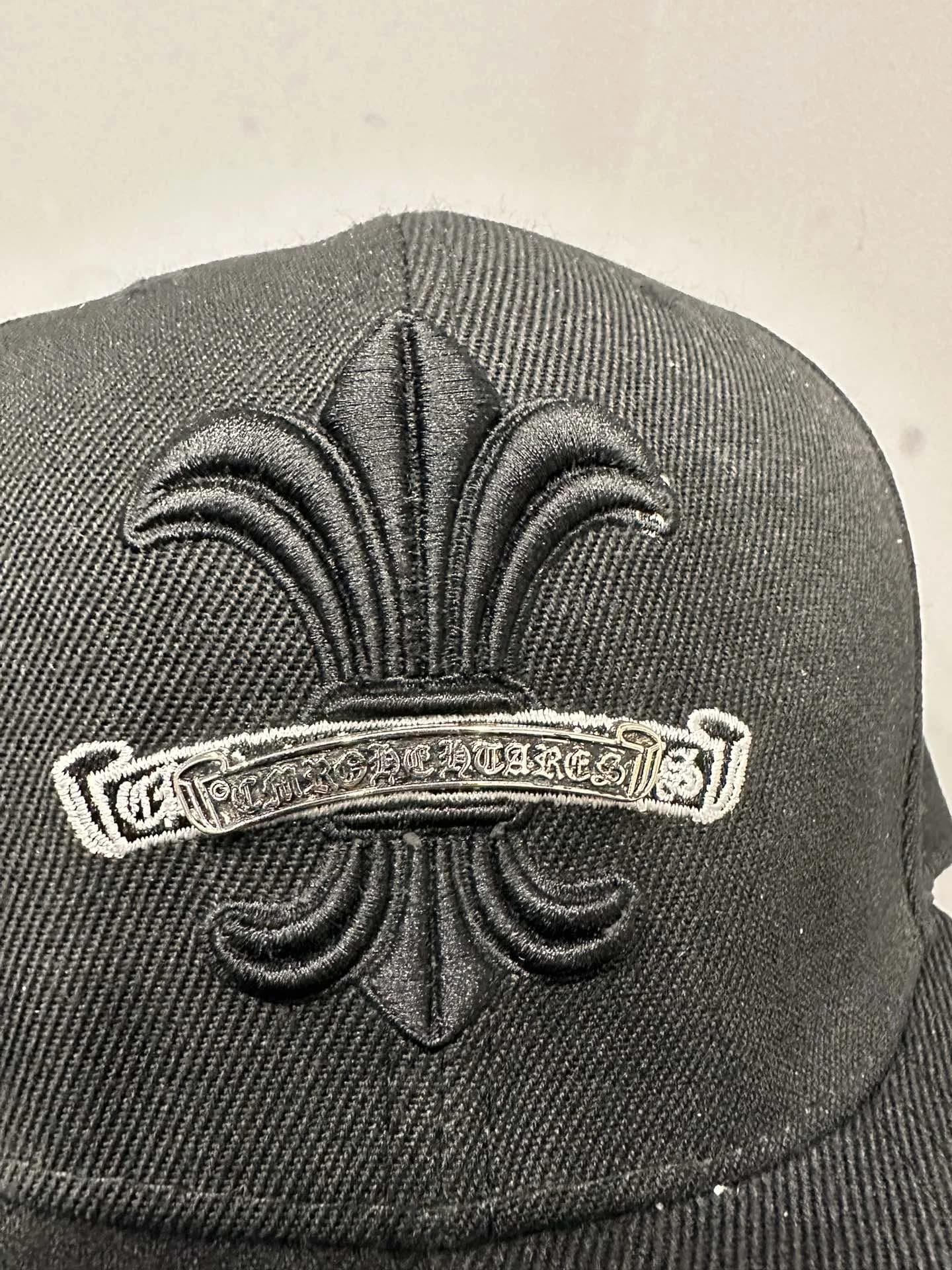 Деталь вышивки геральдической лилии на бейсболке Chrome Hearts
