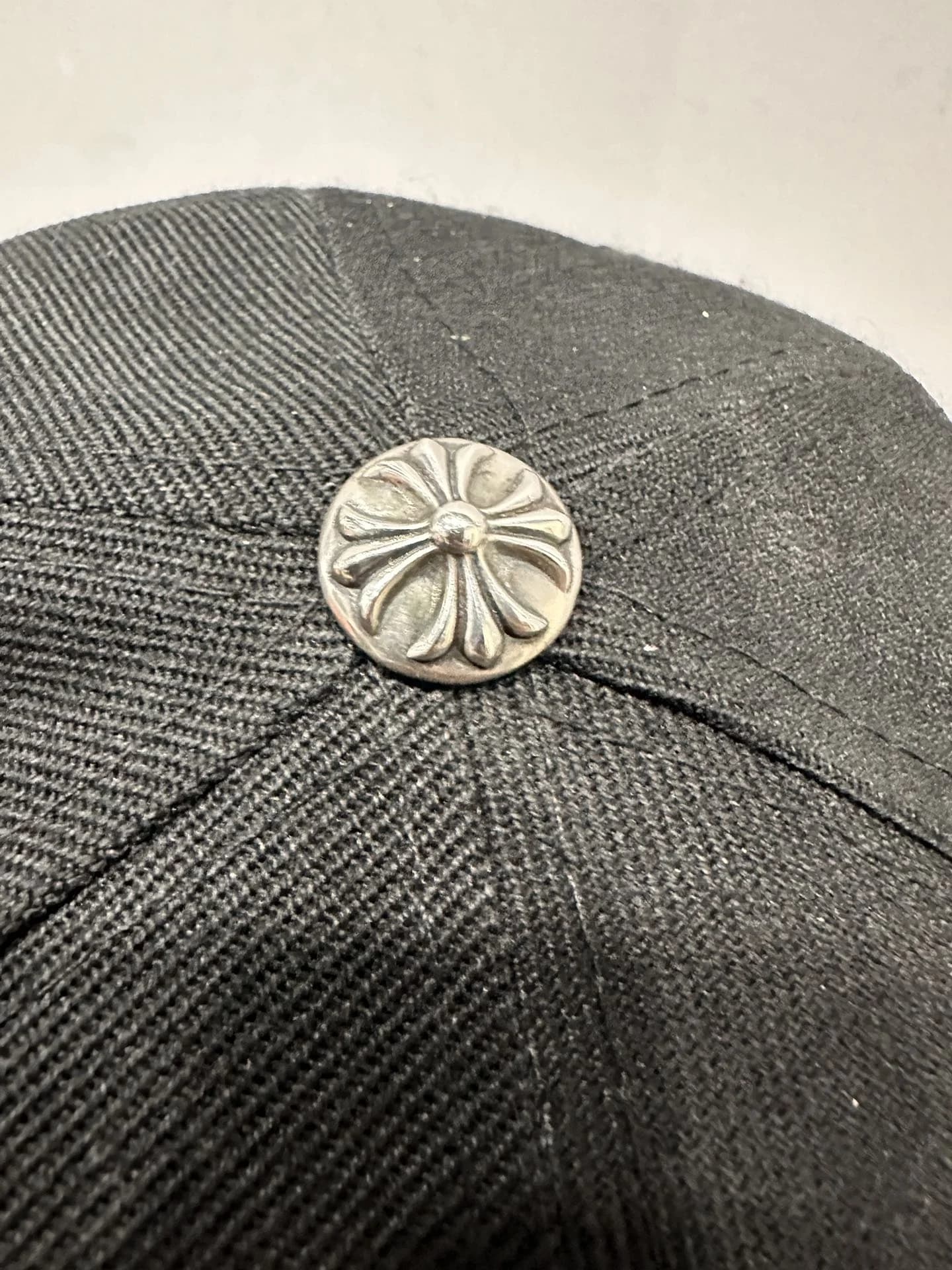 Серебряная кнопка на макушке бейсболки Chrome Hearts