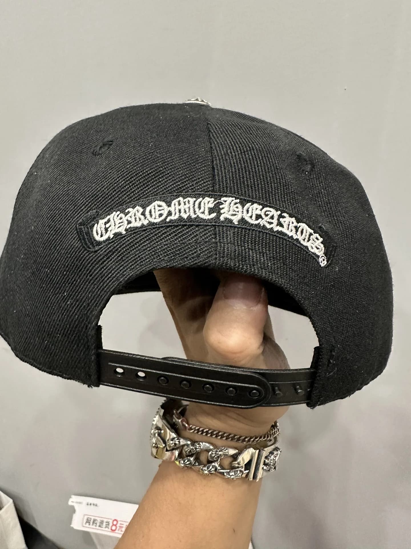 Бейсболка Chrome Hearts, вид сзади с застежкой