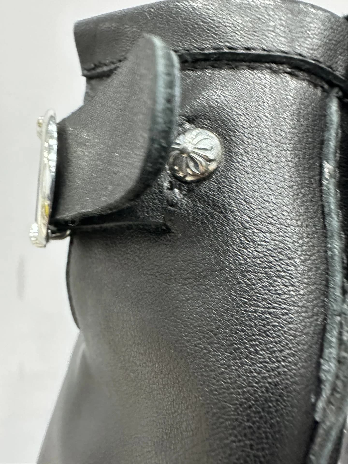 Деталь кожаного голенища и заклепки сапог Chrome Hearts x Wesco
