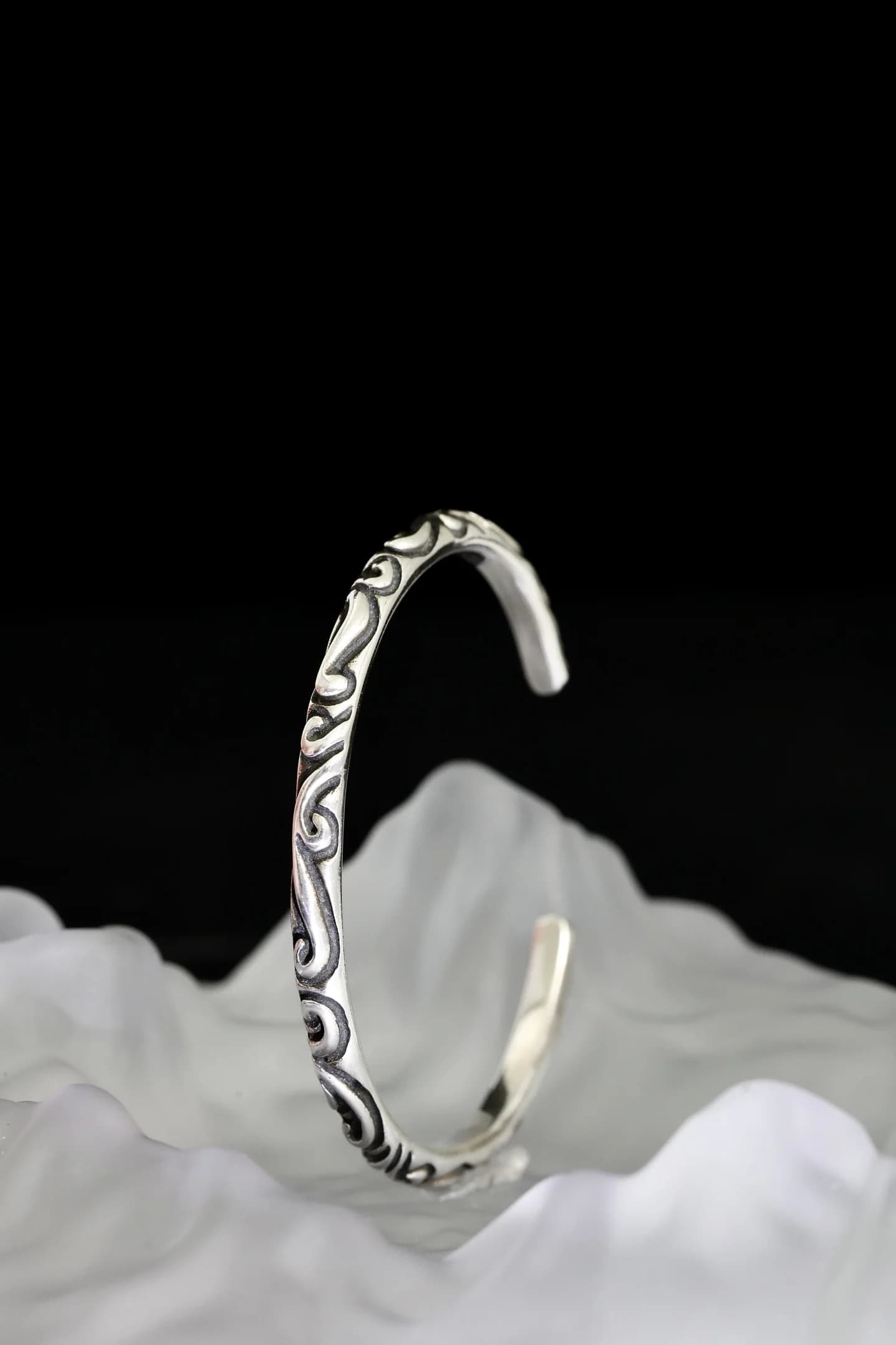 Разомкнутый браслет Chrome Hearts Scroll из серебра 925 пробы вертикально
