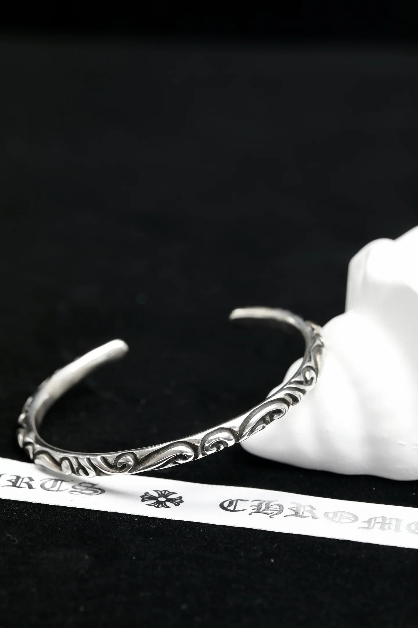Серебряный открытый браслет Chrome Hearts с узорчатым тиснением