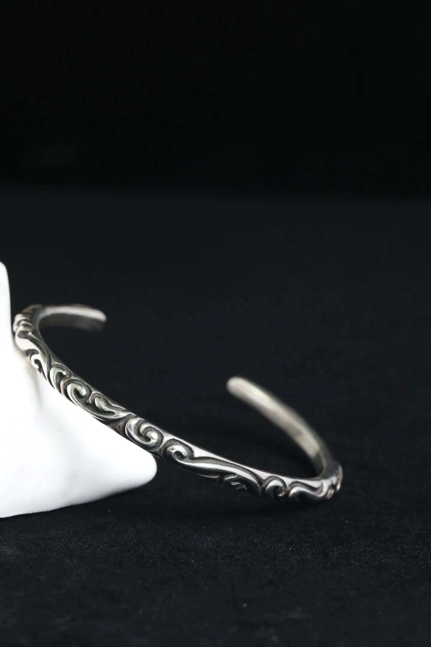 Серебряный жесткий браслет Chrome Hearts Scroll крупным планом