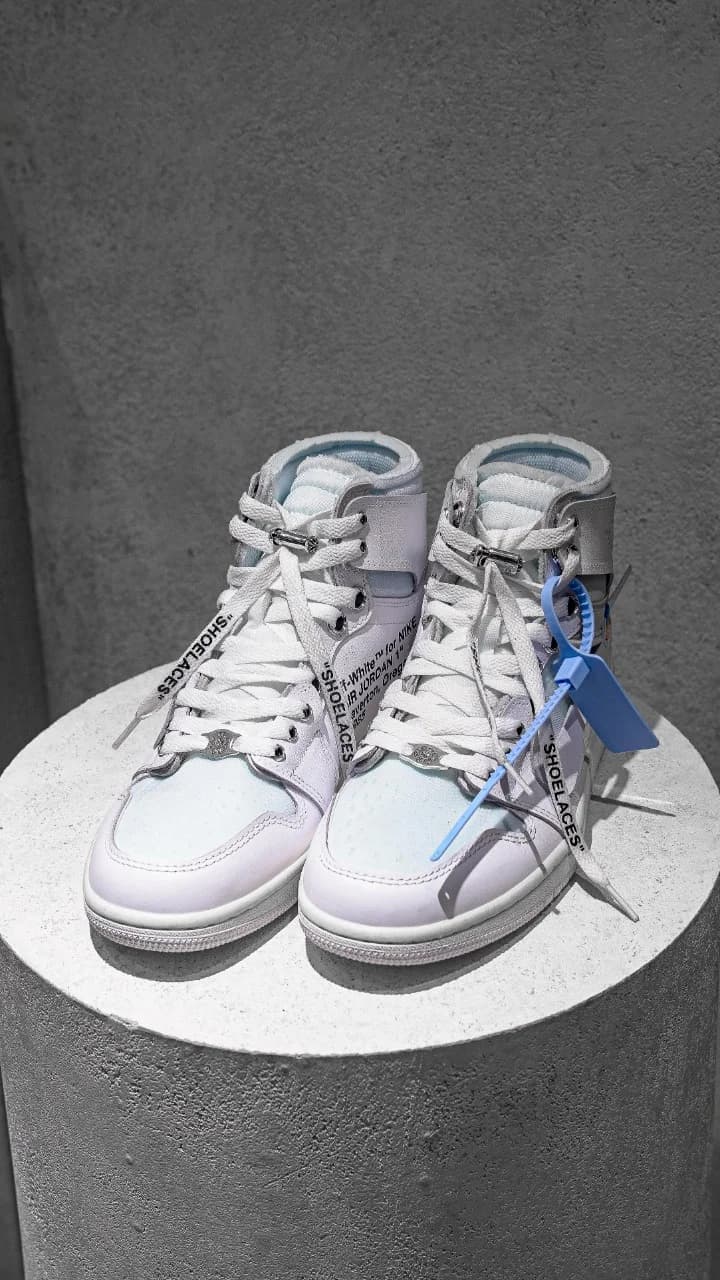 Высокие белые кроссовки Chrome Hearts x Nike x Off-White Air Jordan 1 Retro High на сером фоне