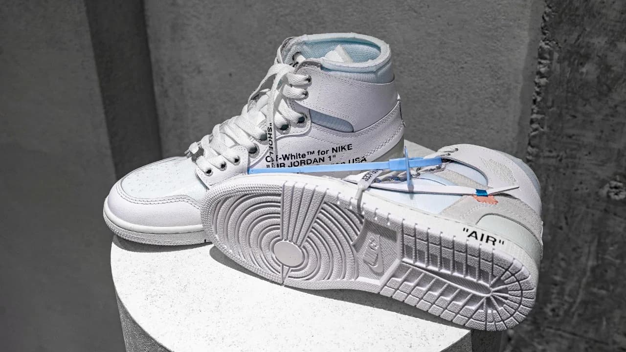 Белые кожаные кроссовки Chrome Hearts Air Jordan 1 Retro High, вид сбоку и подошва