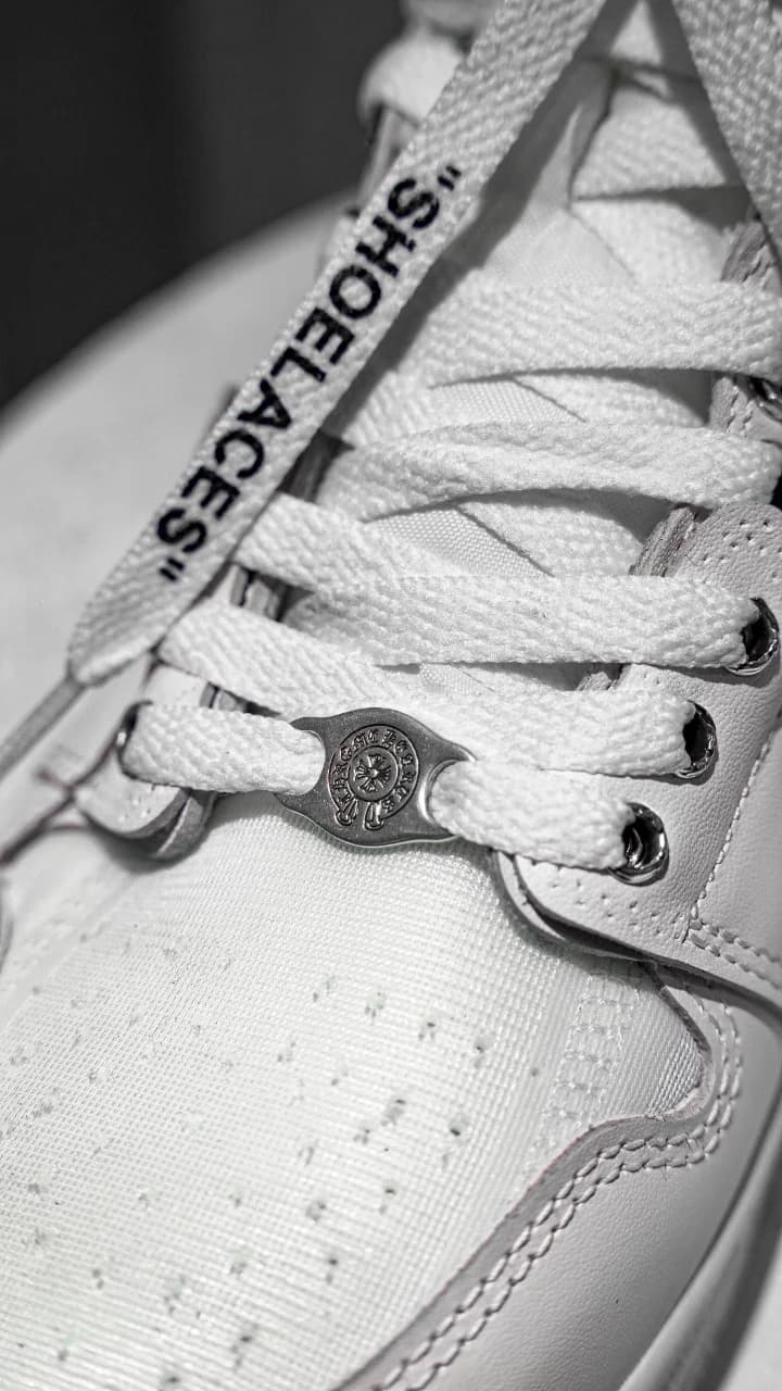 Деталь шнуровки кроссовок Chrome Hearts Air Jordan 1 Retro High с серебряной фурнитурой