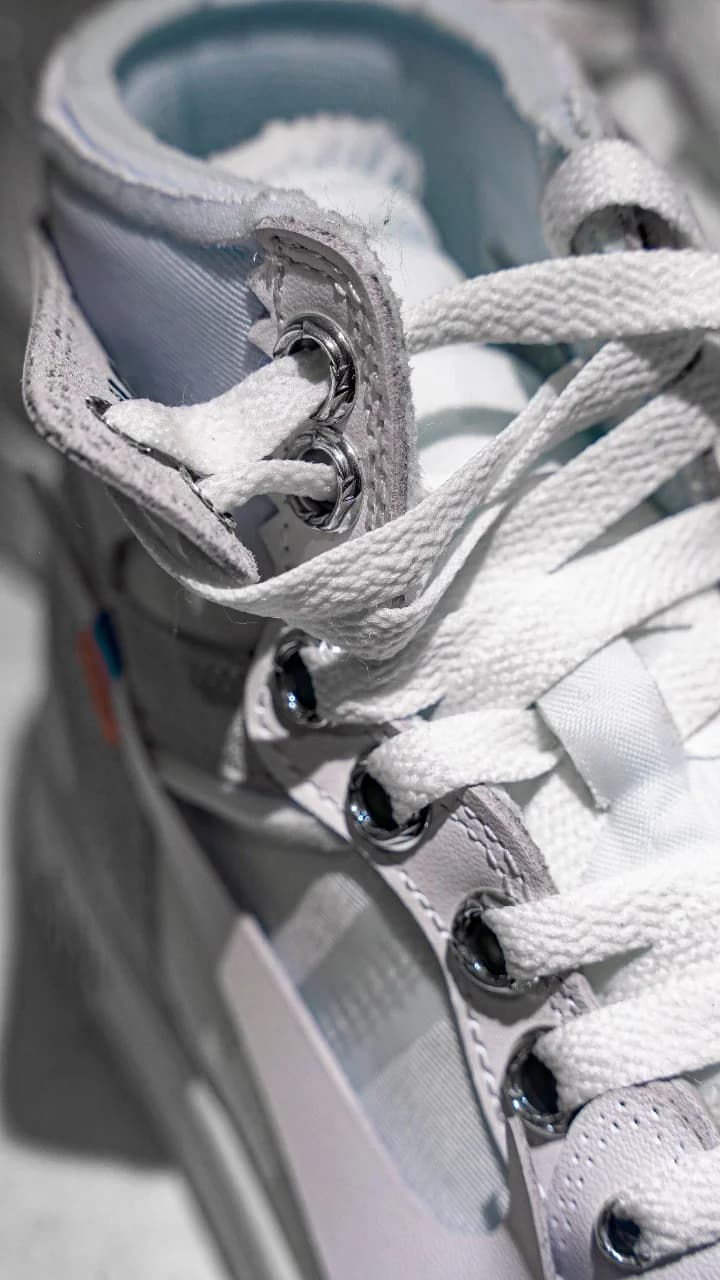 Крупный план воротника и шнуровки высоких кроссовок Chrome Hearts Air Jordan 1 Retro High