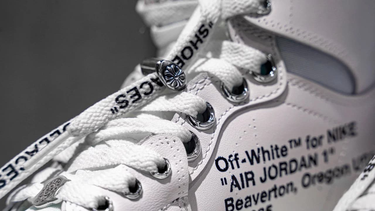Серебряный декоративный элемент Chrome Hearts на шнурках кроссовок Air Jordan 1 Retro High