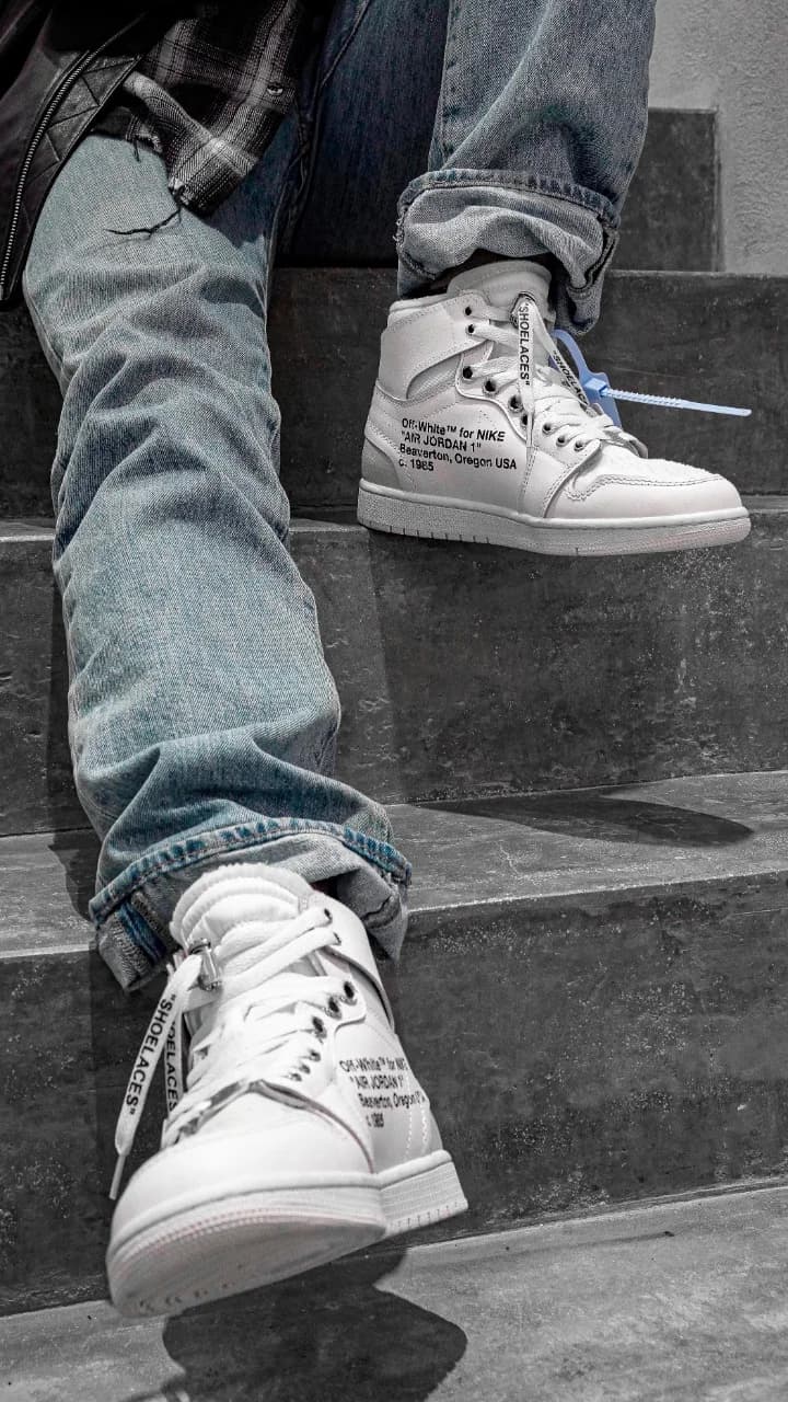 Кроссовки Chrome Hearts x Nike x Off-White Air Jordan 1 Retro High на человеке, вид спереди