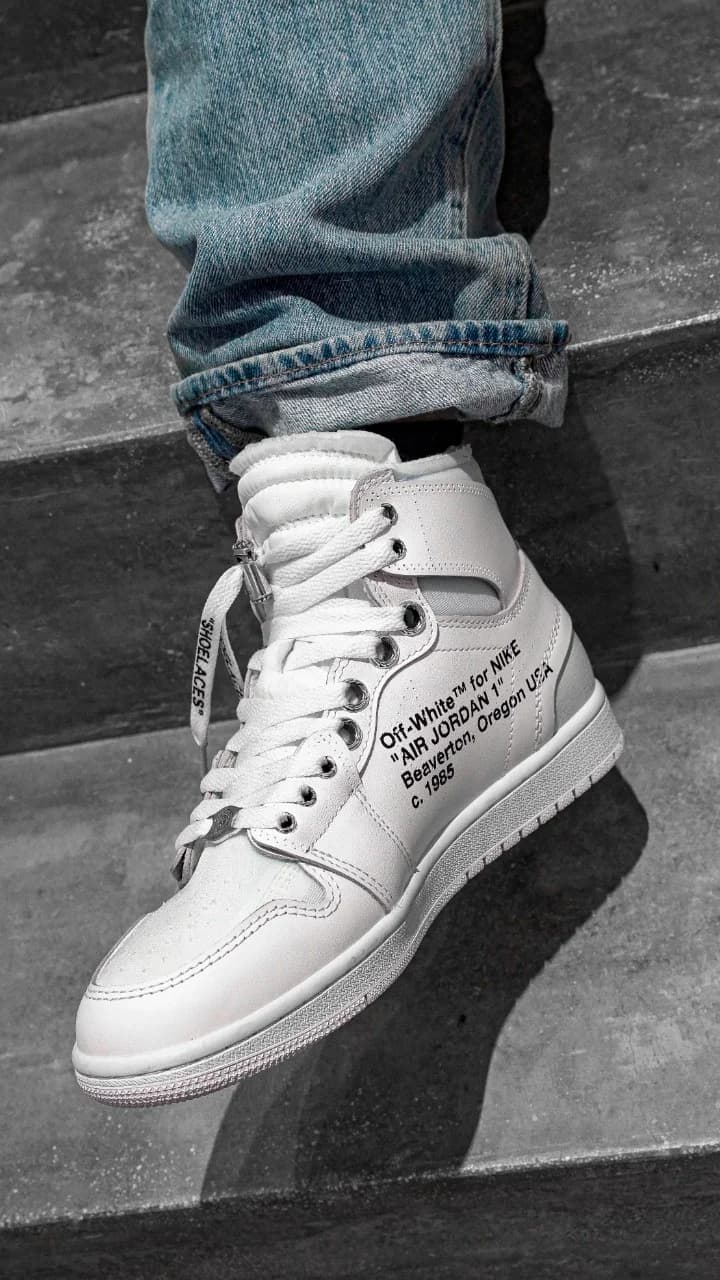 Высокие кроссовки Chrome Hearts Air Jordan 1 Retro High на ногах, вид сбоку