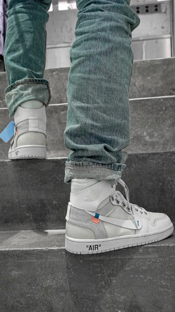 Кроссовки Chrome Hearts x Nike x Off-White Air Jordan 1 Retro High на ногах, вид сзади