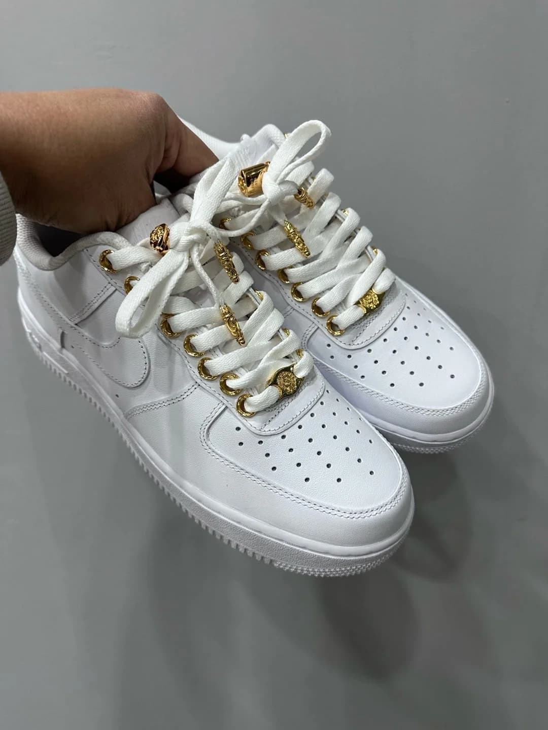 Белые кроссовки Chrome Hearts x Nike Air Force 1 Low с золотистой фурнитурой, вид сбоку