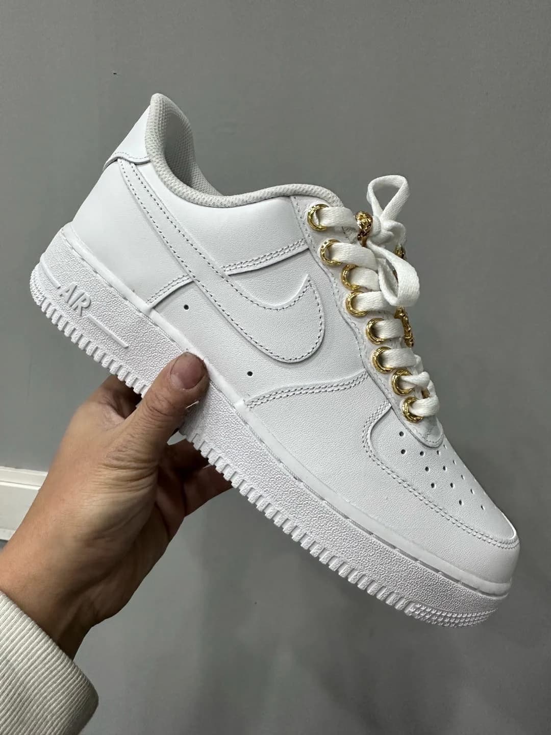 Кожаные кроссовки Chrome Hearts x Nike Air Force 1 Low белого цвета, вид сбоку