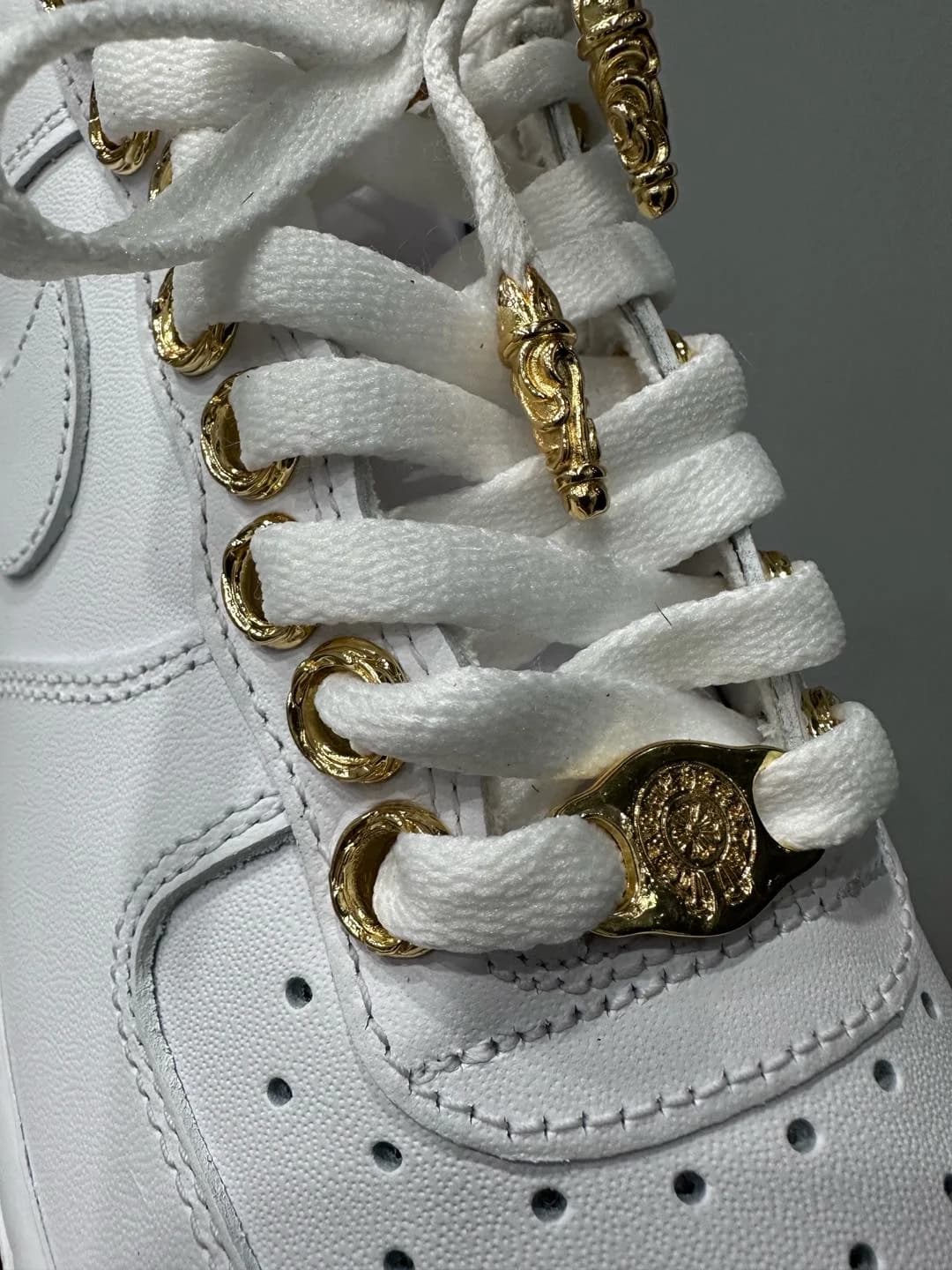 Деталь шнуровки кроссовок Chrome Hearts x Nike Air Force 1 Low с позолоченным дюбре