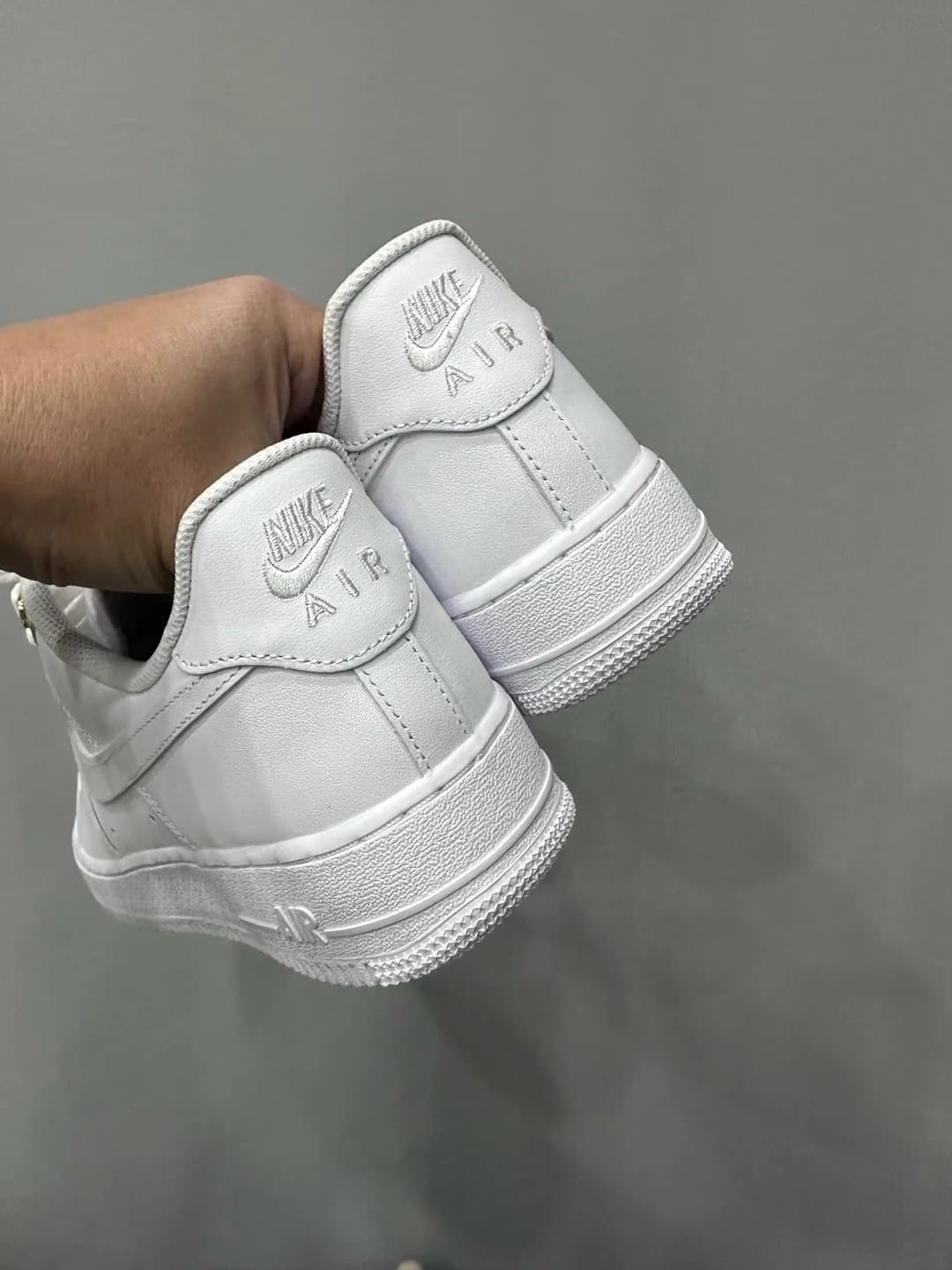 Задняя часть кроссовок Chrome Hearts x Nike Air Force 1 Low с логотипом Nike Air
