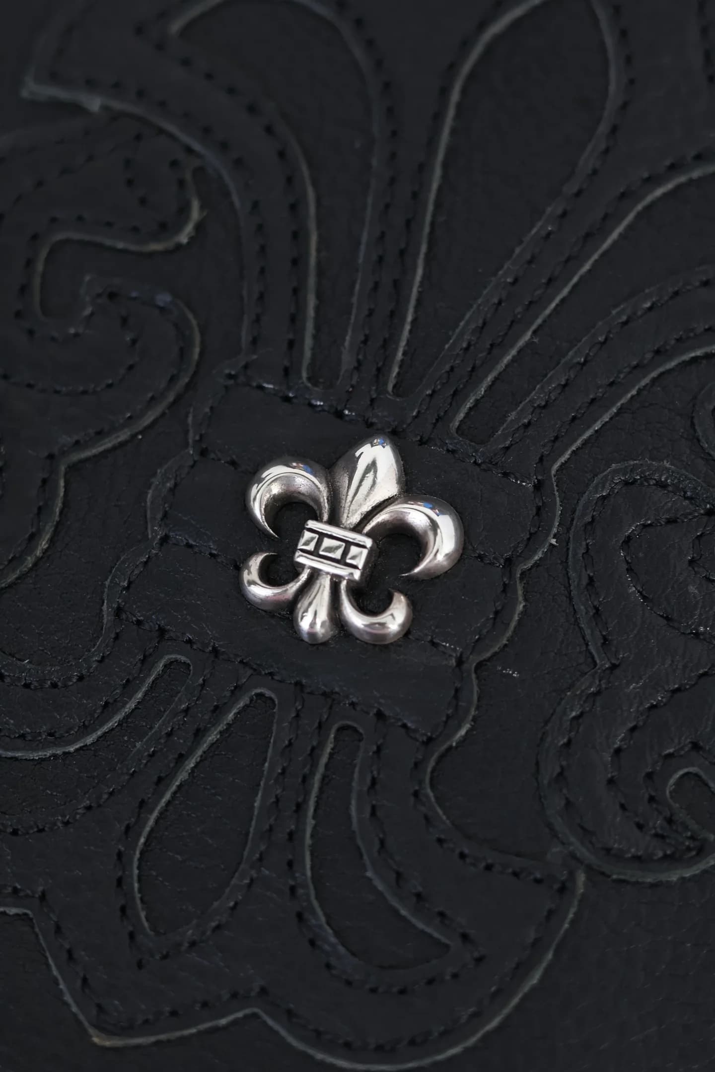 Деталь серебряной фурнитуры 925 пробы в виде Fleur-de-lis