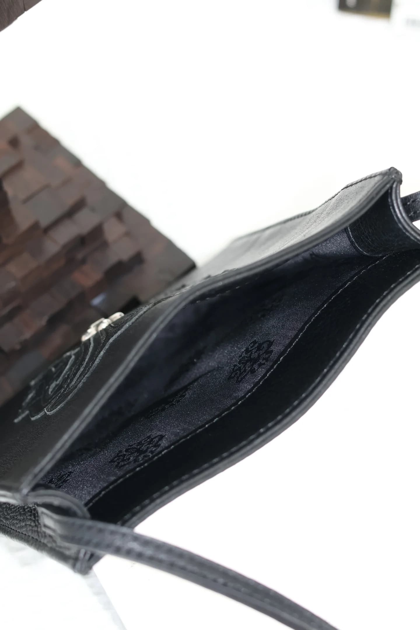 Внутреннее отделение сумки Chrome Hearts с фирменной жаккардовой подкладкой