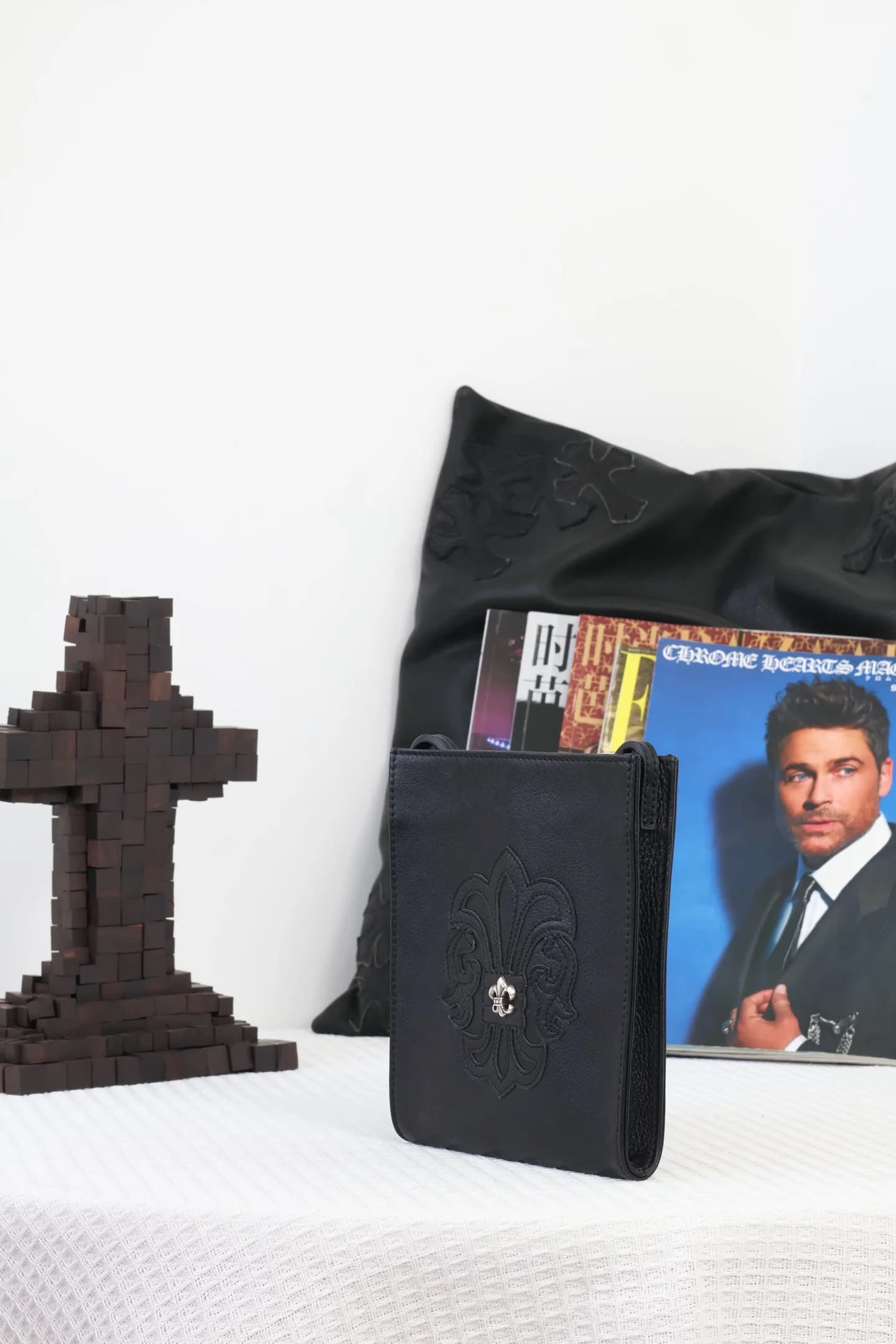 Сумка через плечо Chrome Hearts из зернистой кожи, вид сбоку