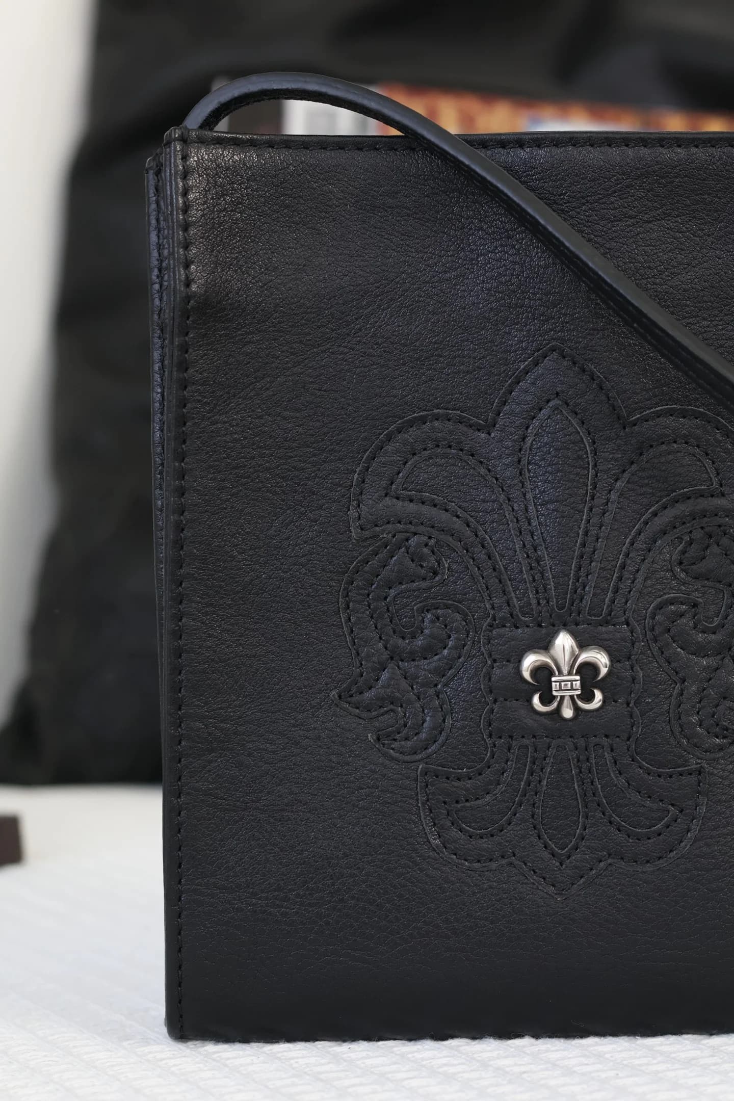 Фронтальная часть сумки Chrome Hearts с кожаной аппликацией Fleur-de-lis