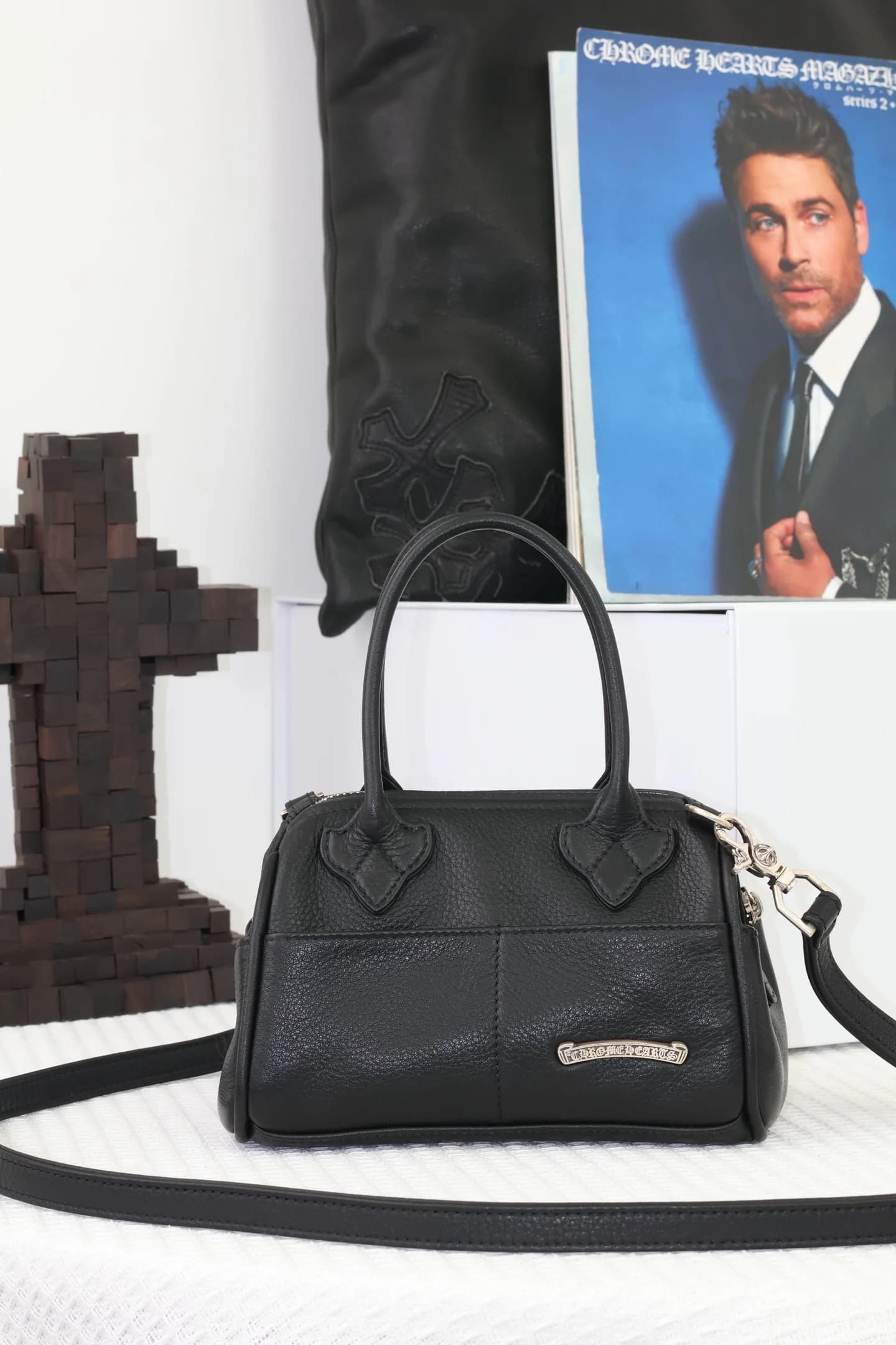 Черная кожаная сумка кросс-боди Chrome Hearts с серебряной плашкой логотипа, вид спереди