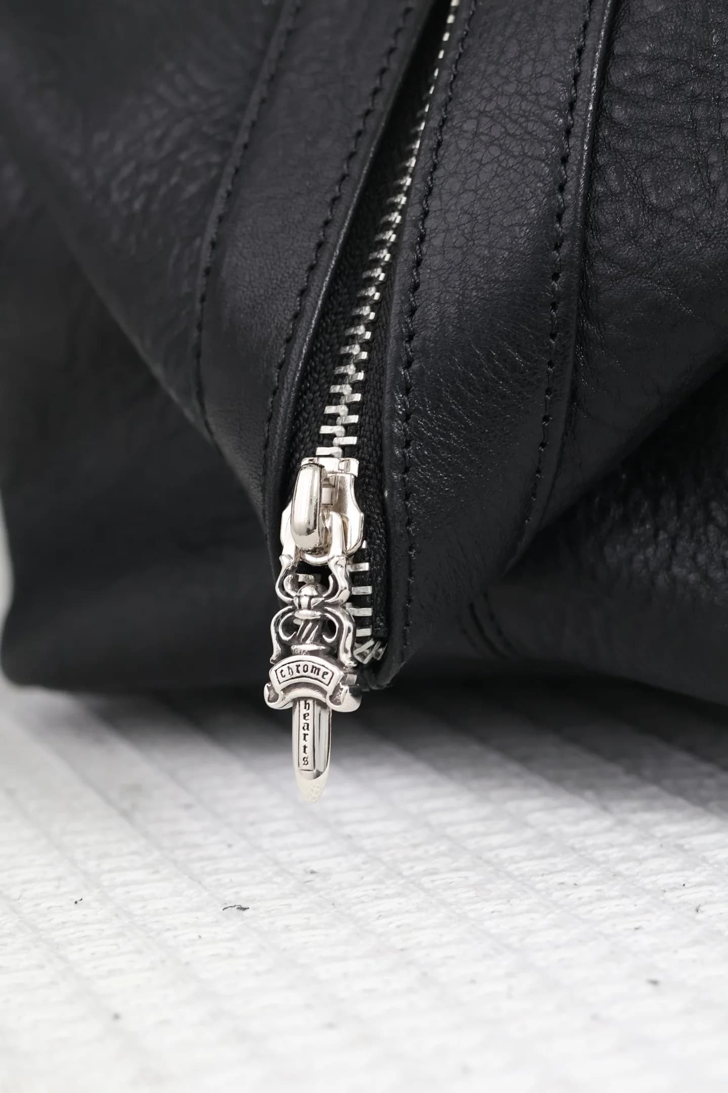 Серебряный пуллер молнии в виде кинжала Dagger на сумке Chrome Hearts