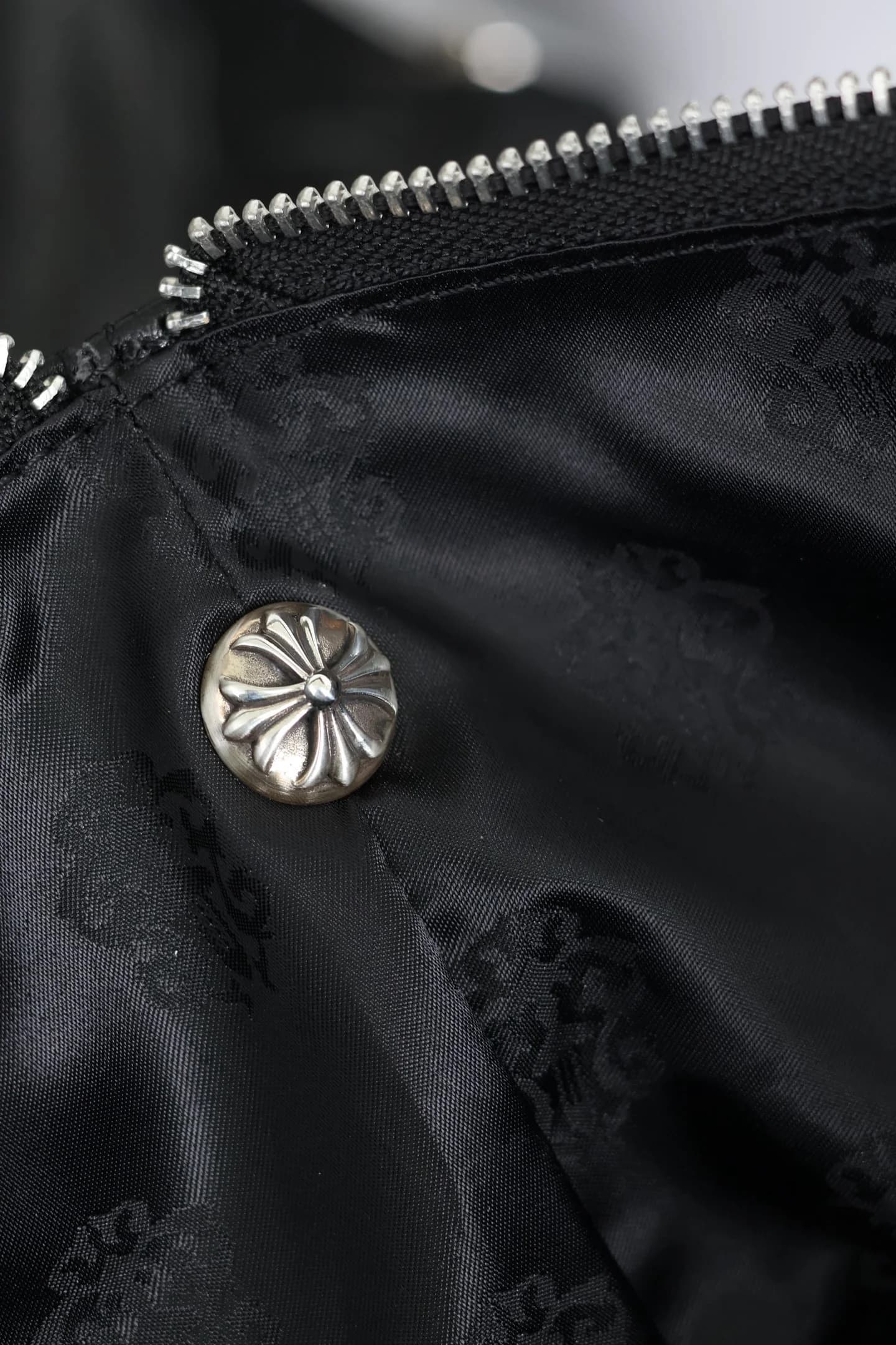 Серебряная пуговица с крестом и жаккардовая ткань подкладки Chrome Hearts