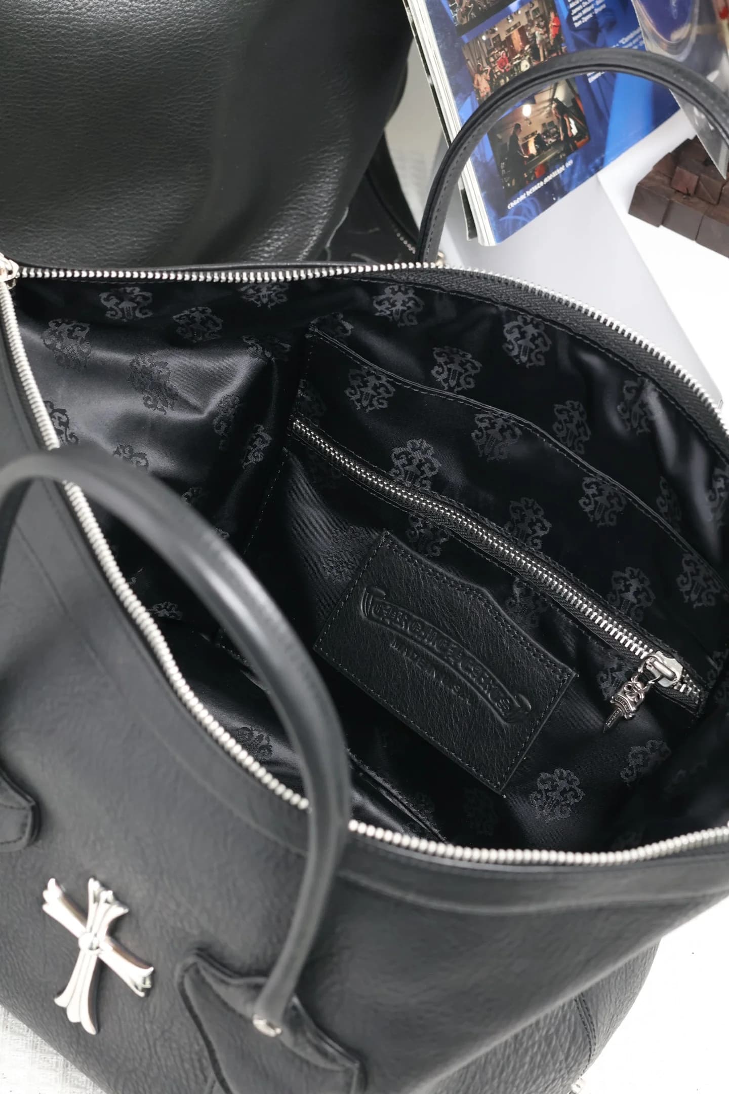 Внутреннее отделение сумки Chrome Hearts с жаккардовой подкладкой и карманом