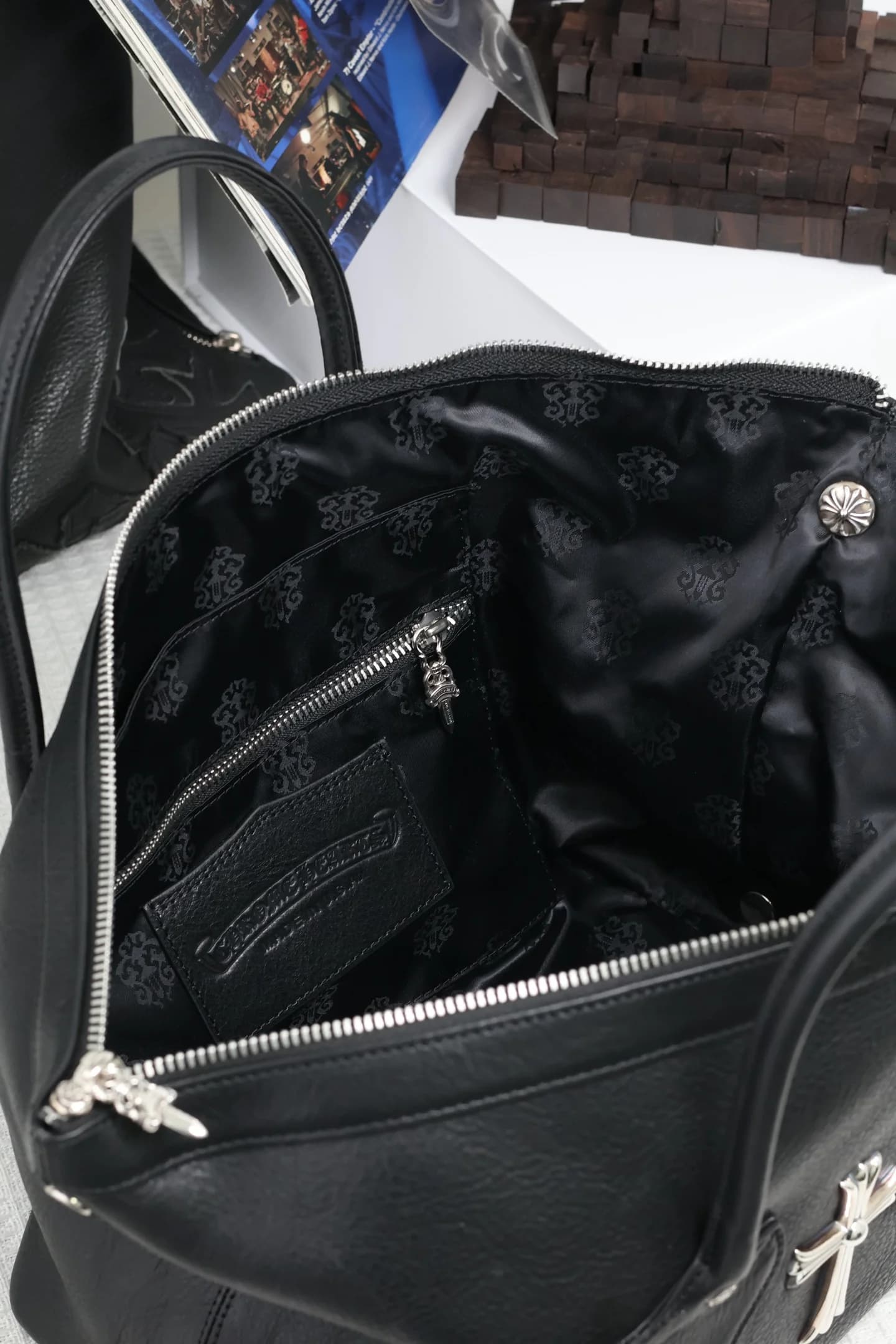 Вид сверху на открытое основное отделение сумки Chrome Hearts