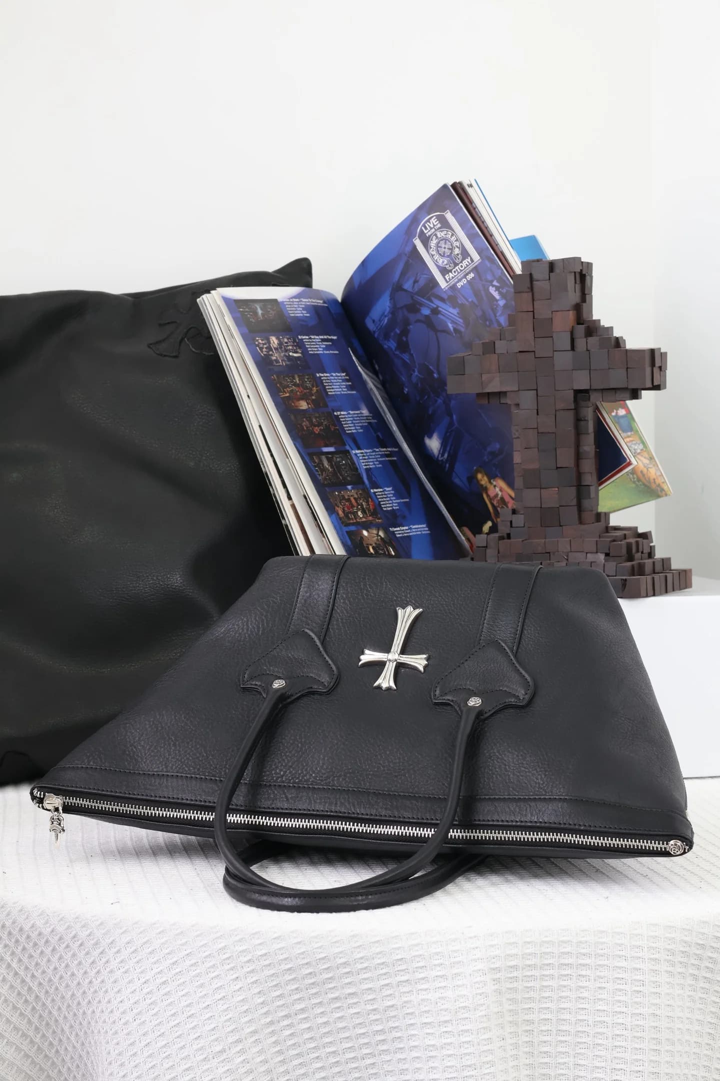 Сумка Chrome Hearts в разложенном виде на плоскости