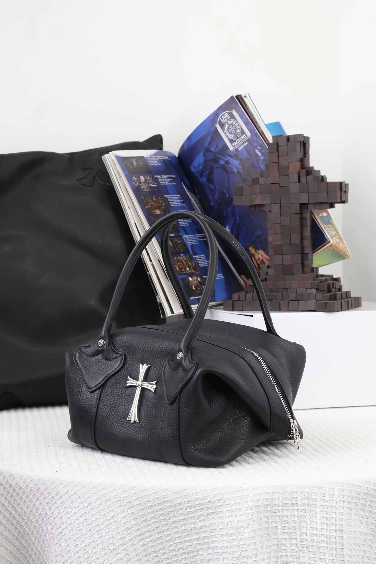 Кожаная сумка Chrome Hearts в собранной форме, ракурс три четверти